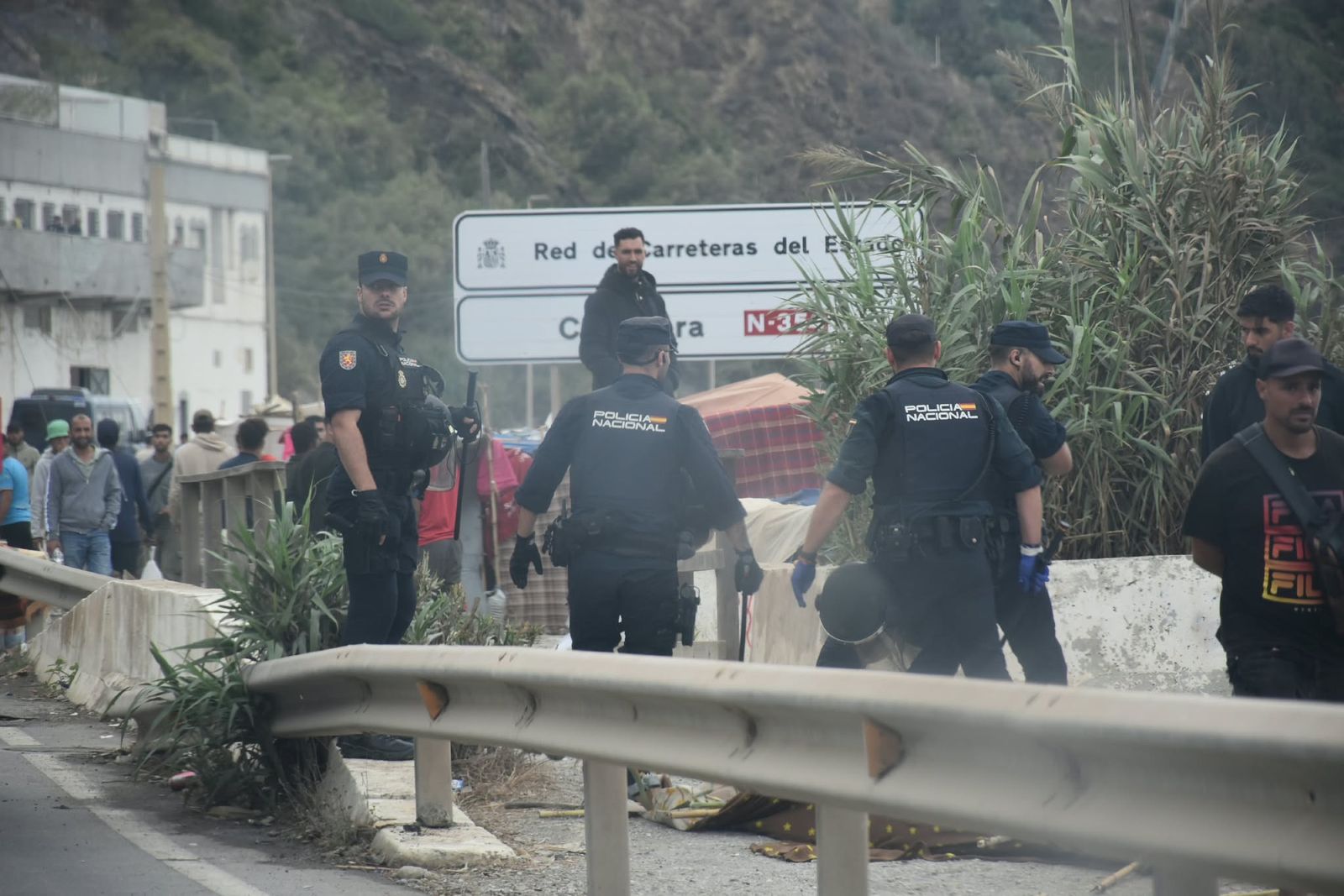 Traslado y retorno de migrantes al CATE y a Marruecos tras el desalojo de la playa de Beníte