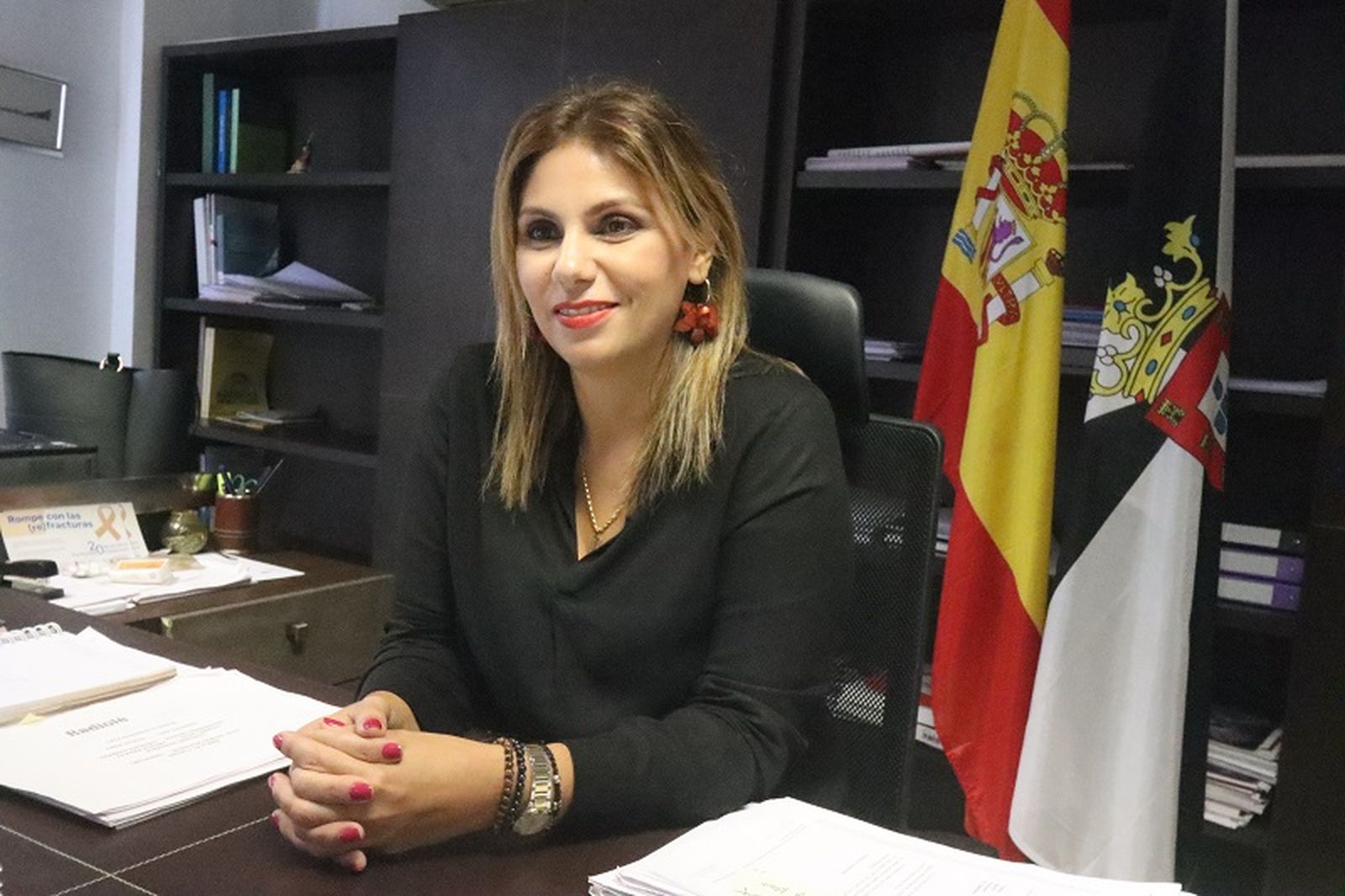 La consejera de Sanidad y Servicios Sociales, Nabila Benzina, en su despacho. / FOTO REDUAN