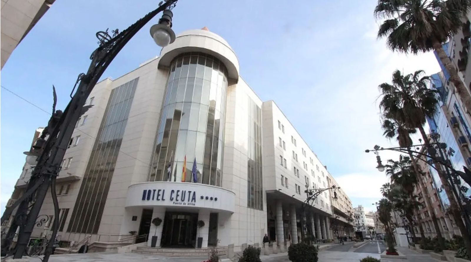 Fachada del Hotel Puerta de África