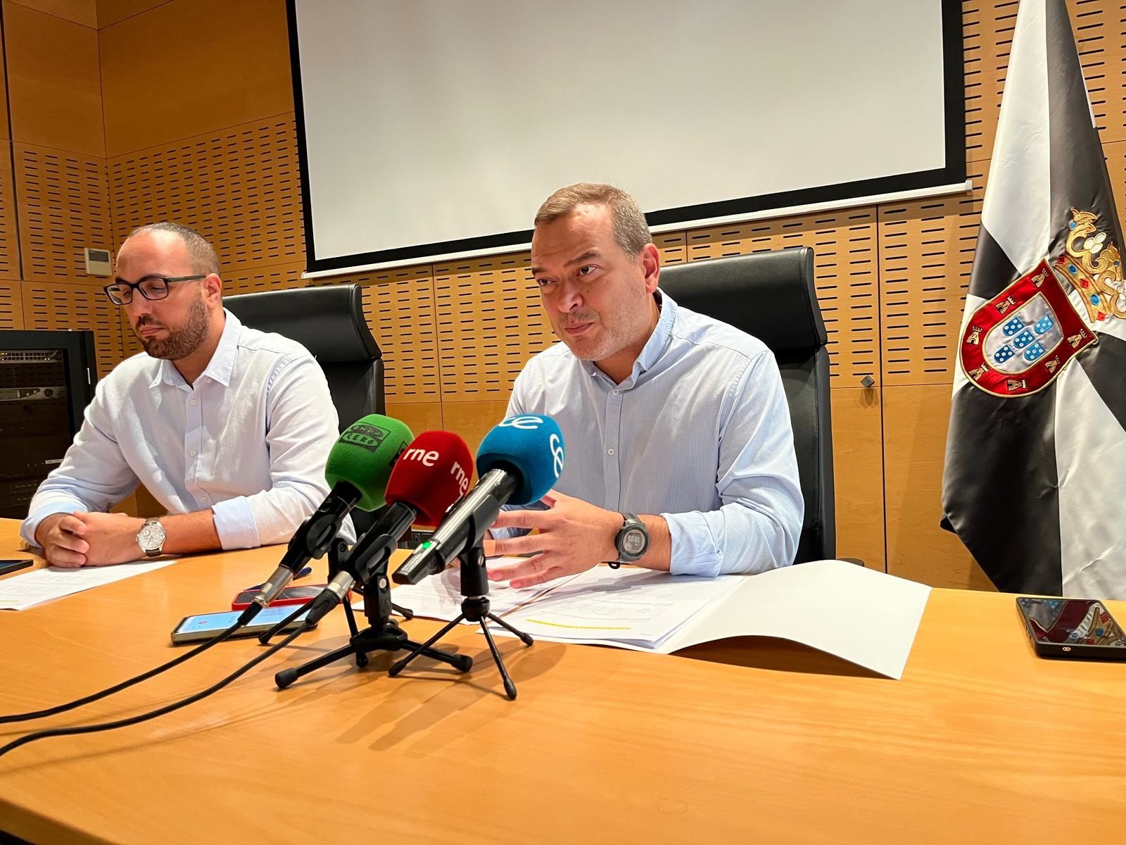 Gonzalo Sanz (dcha.) y el asesor de Delegación Reduan Mohamed, durante la rueda de prensa ofrecida hoy