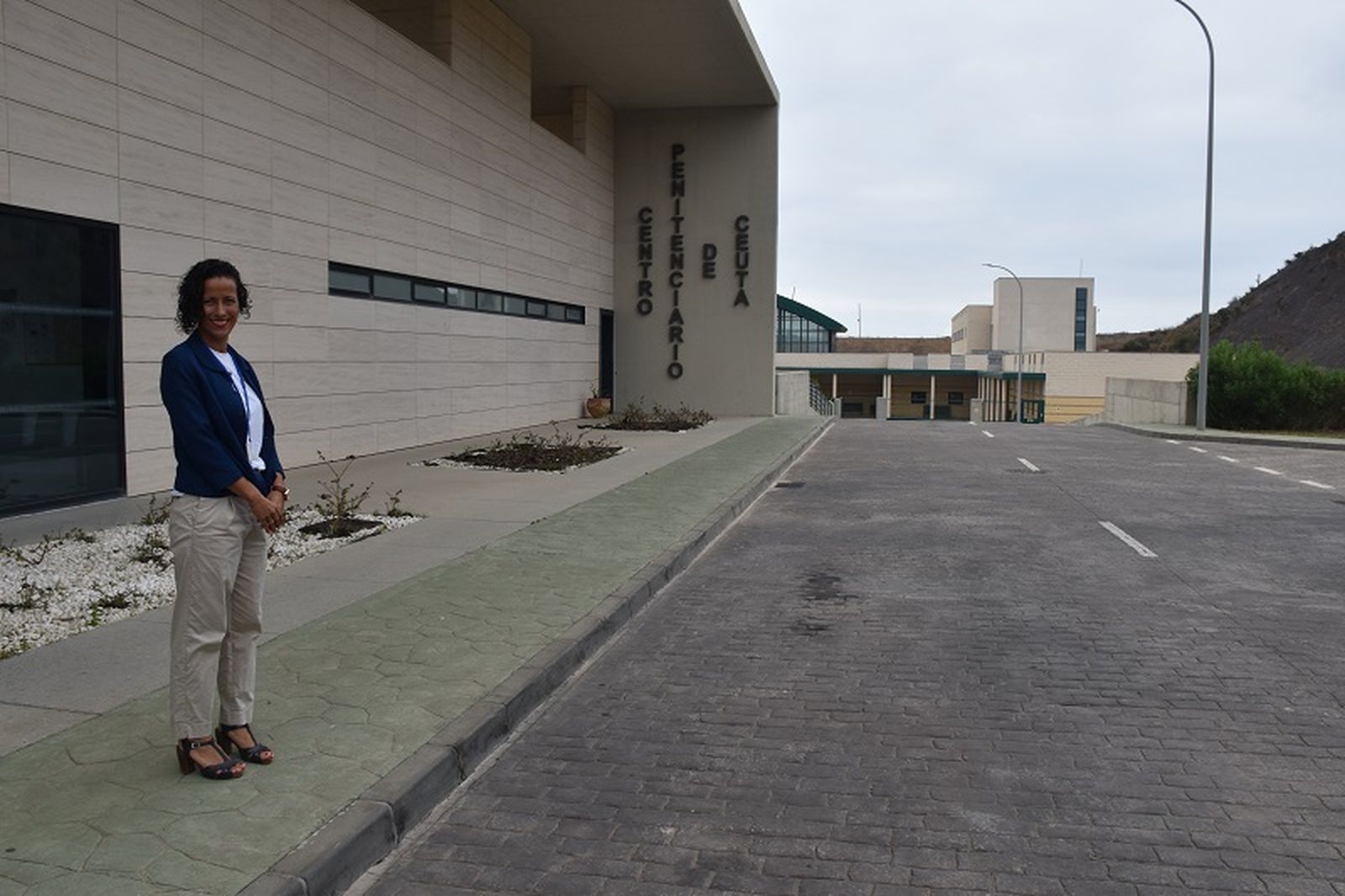 Nonia Velázquez, director del centro penitenciario de Ceuta, posando en la entrada de la prisión. / FOTO NICOL’S