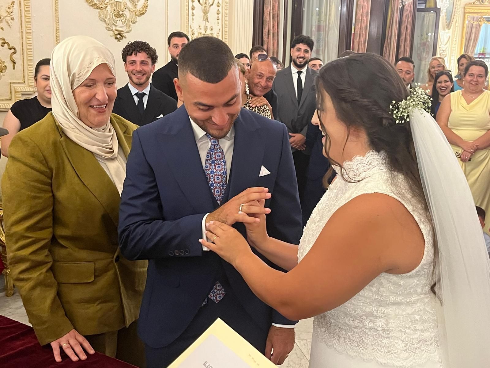 Omar y Claudia sellan su amor en el Salón del Trono