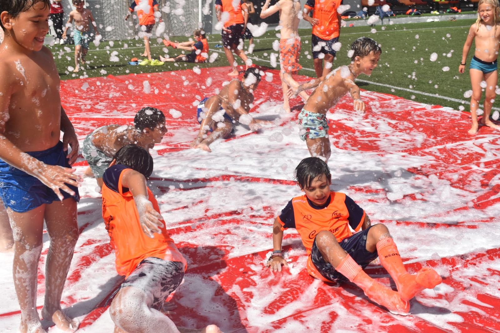 Fiesta de deporte, espuma y convivencia en el Campus de Verano ‘Emilio Cózar’