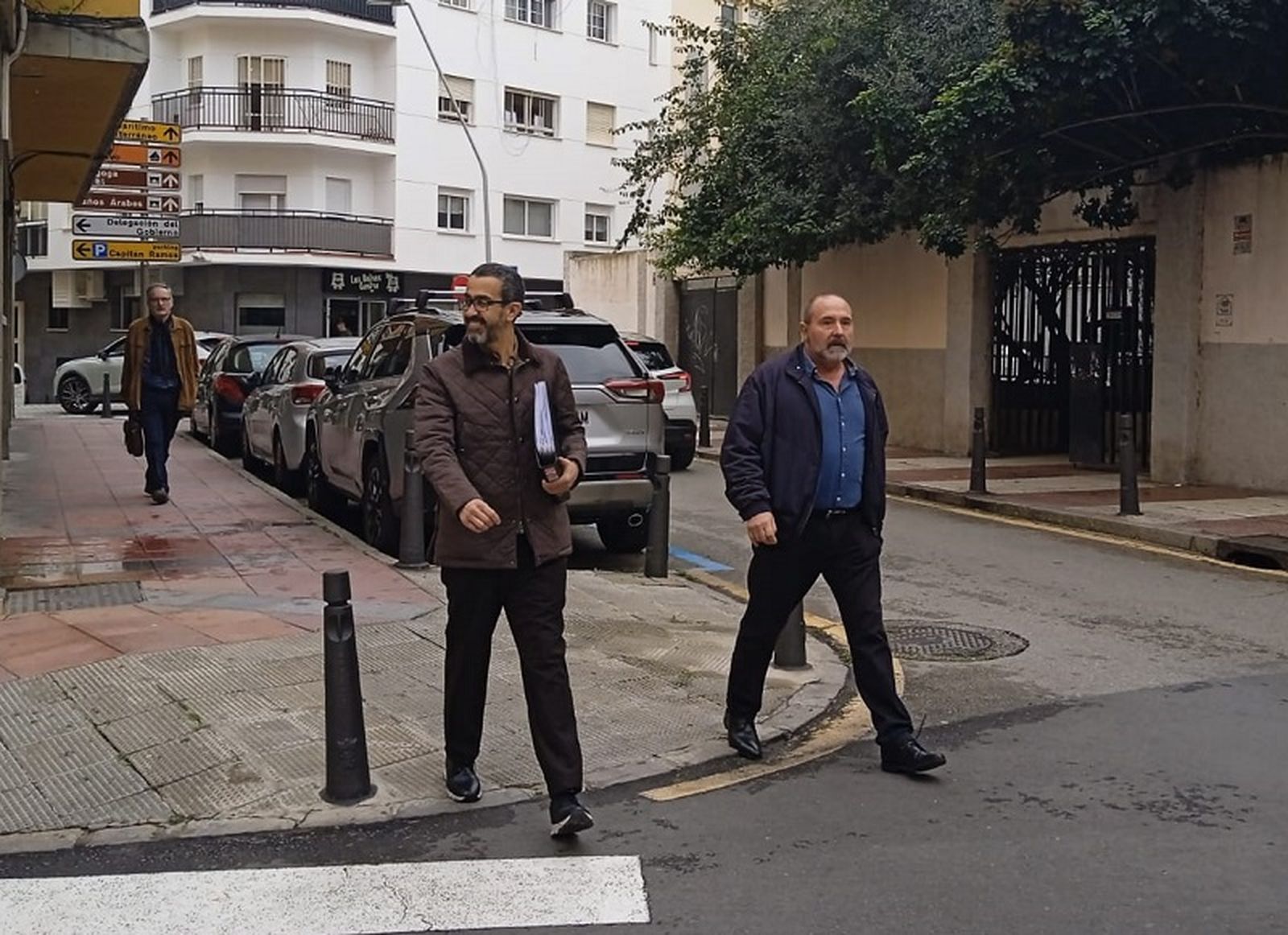 El gerente de Atención Sanitaria, Carlos Ramírez, y el director médico del Hospital Universitario de Ceuta (HUCE), Maanan Abdelkader, llegando a los juzgados. / FOTO EL PUEBLO