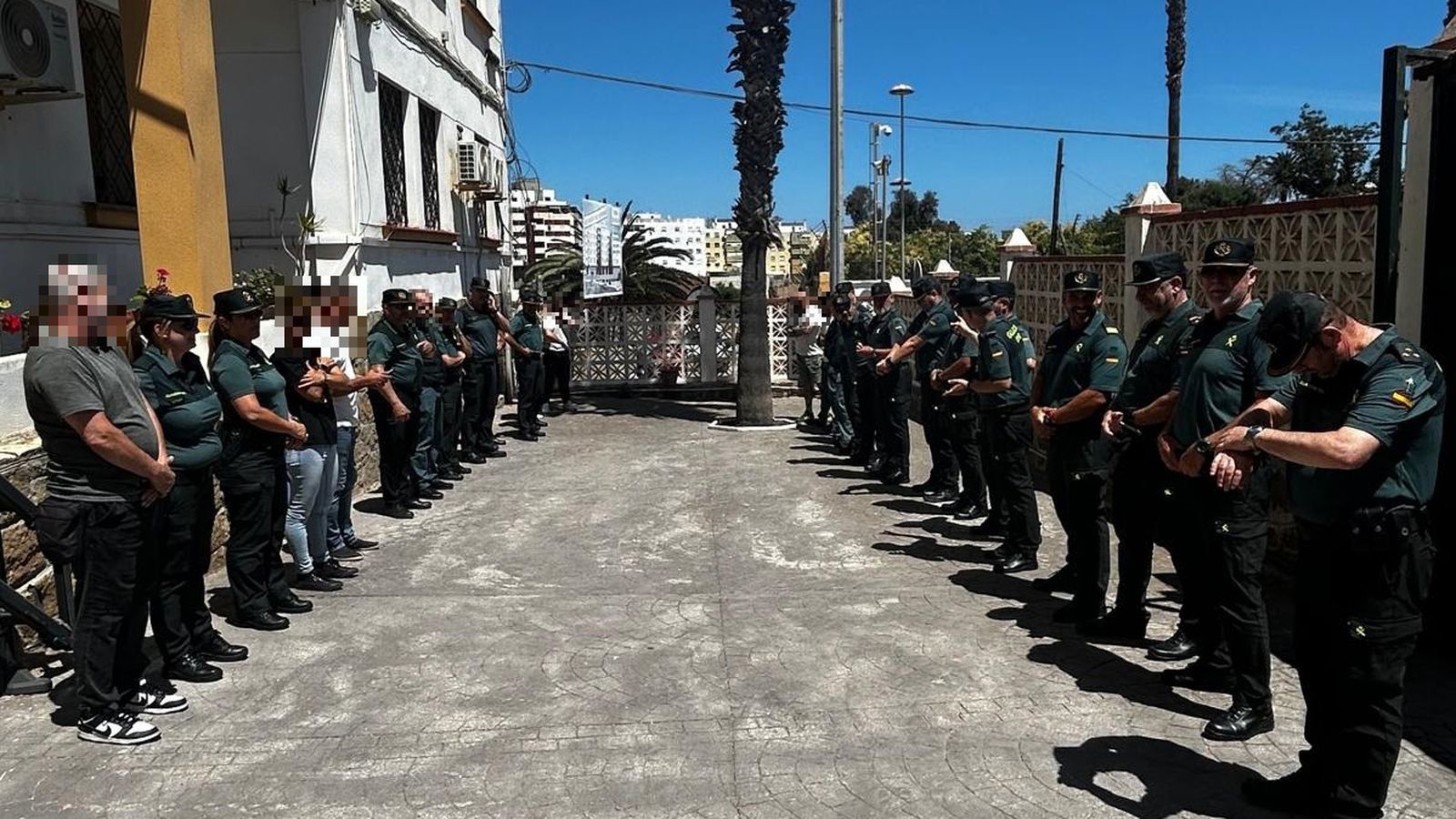 Los compañeros de Evaristo forman un pasillo para despedir al agente