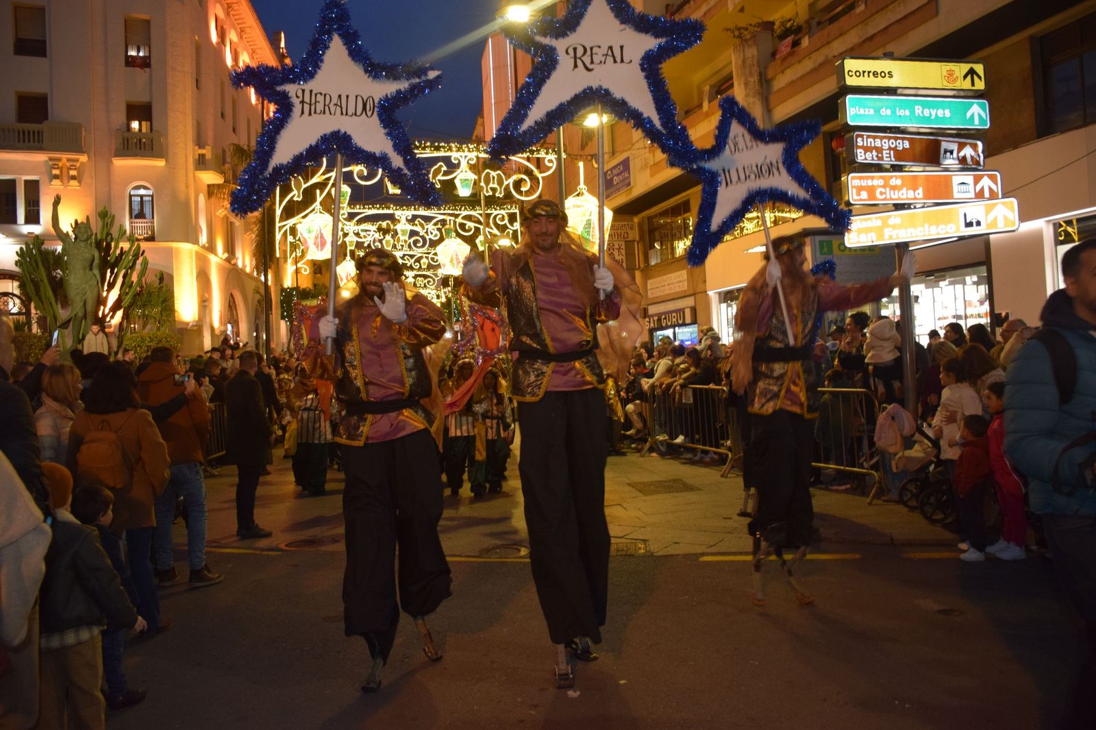 El centro de Ceuta disfruta de la visita del Heraldo Real y de su tradicional pasacalles