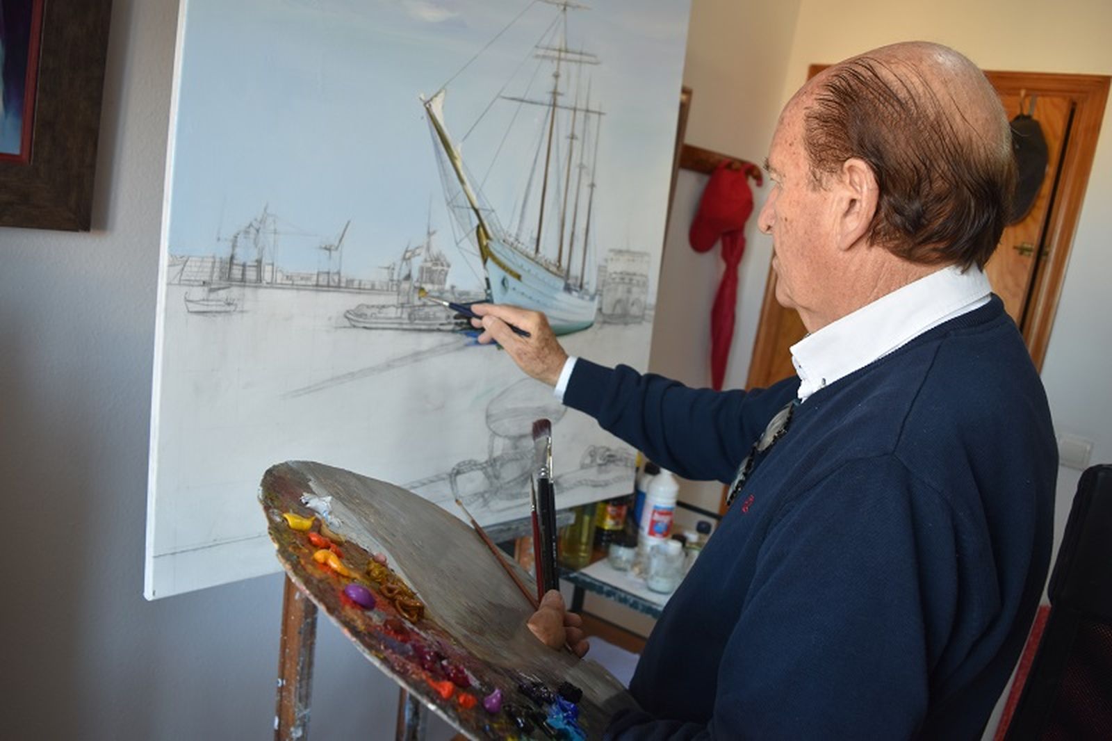 Paco León pintando el Juan Sebastián ElCano en un puerto gaditano. / FOTO NICOL'S Paco León pintando el Juan Sebastián ElCano en un puerto gaditano. / FOTO NICOL'S