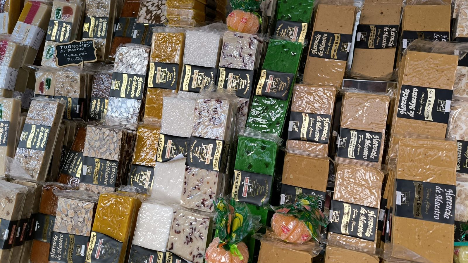 Turrones artesanos que vende Chacón.