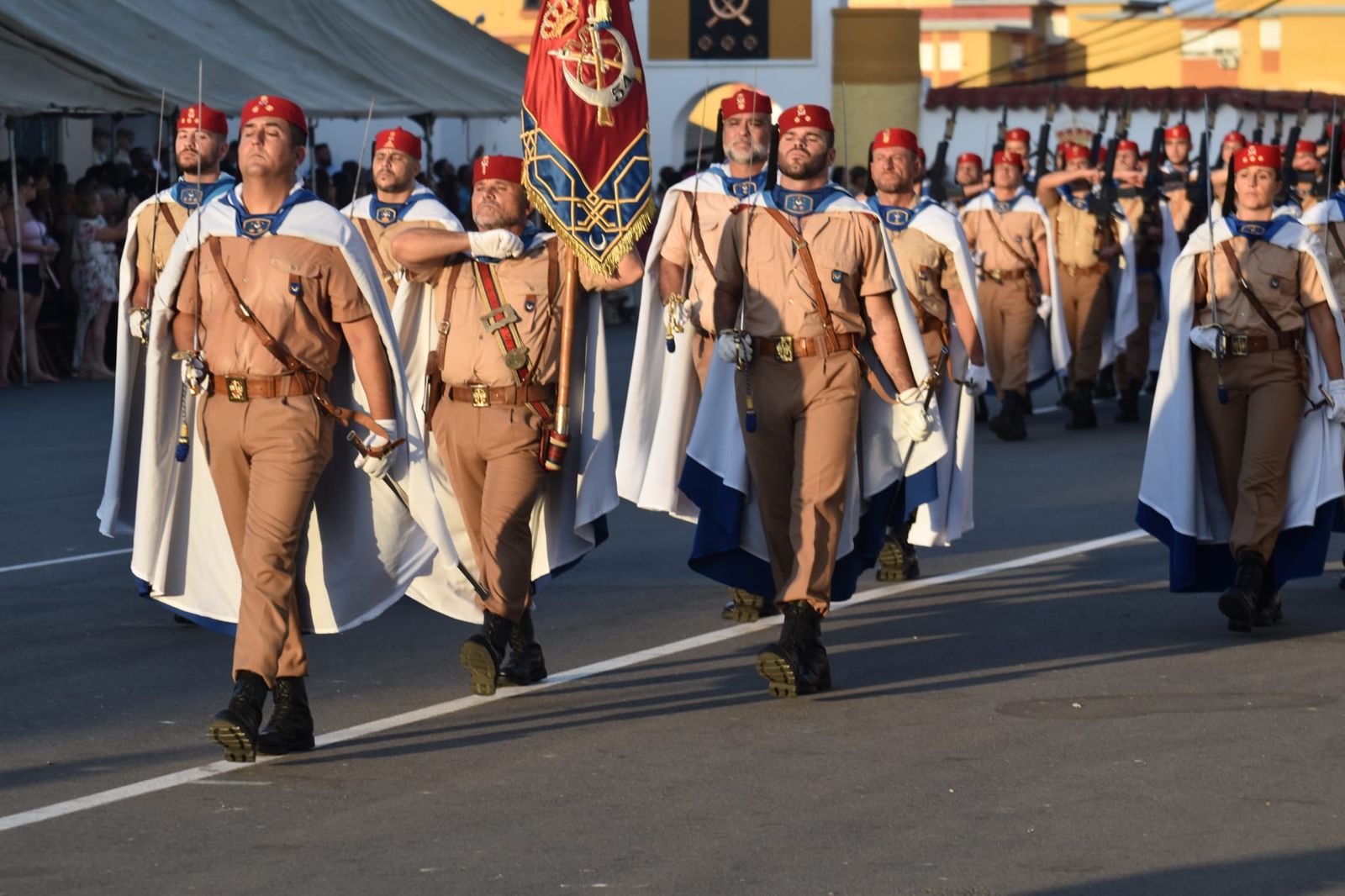 El acuartelamiento González-Tablas acoge una parada militar por el 115 aniversario de Regulares
