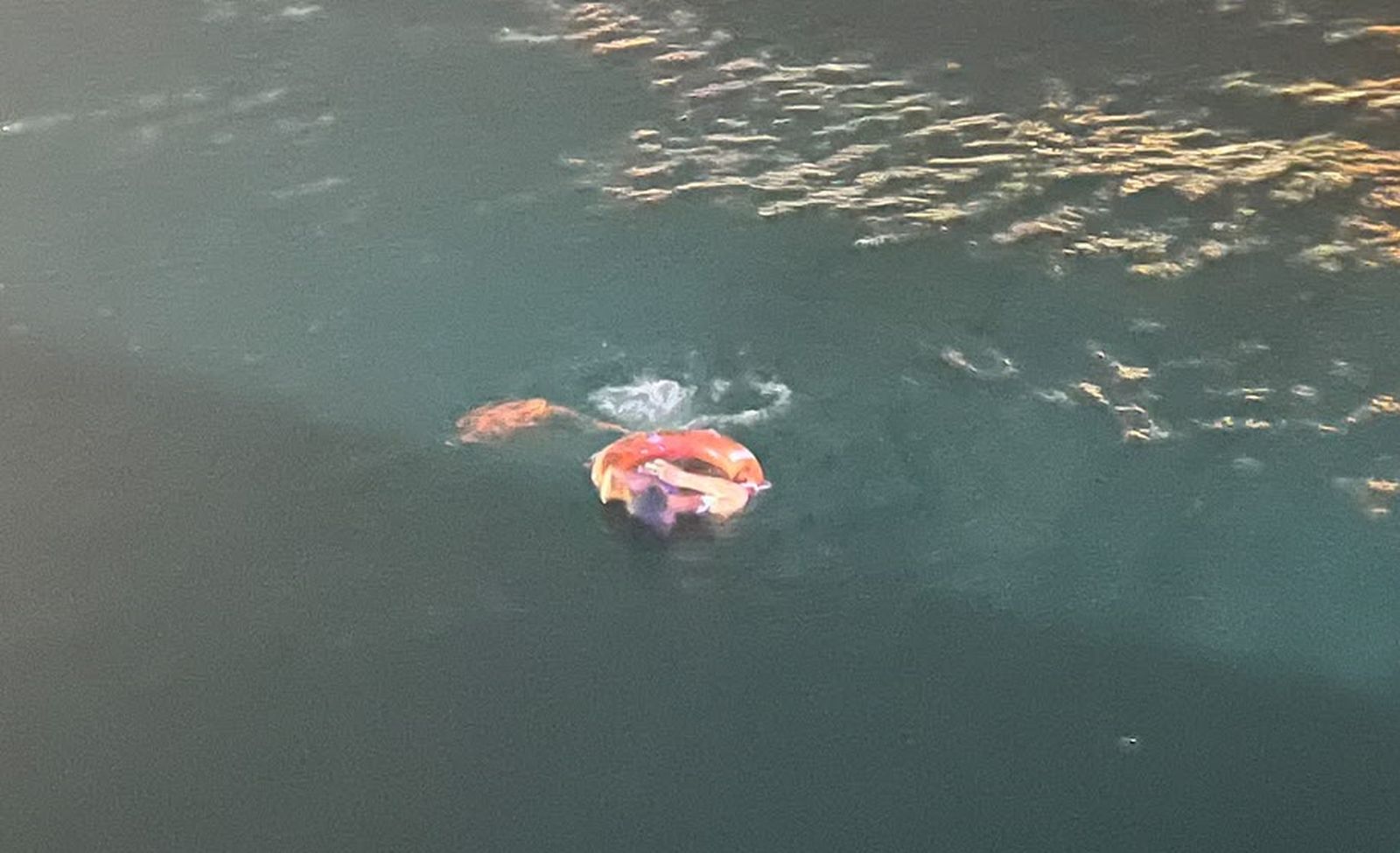La rápida actuación de la Policía Portuaria permite rescatar a una persona en las aguas del Puerto de Ceuta