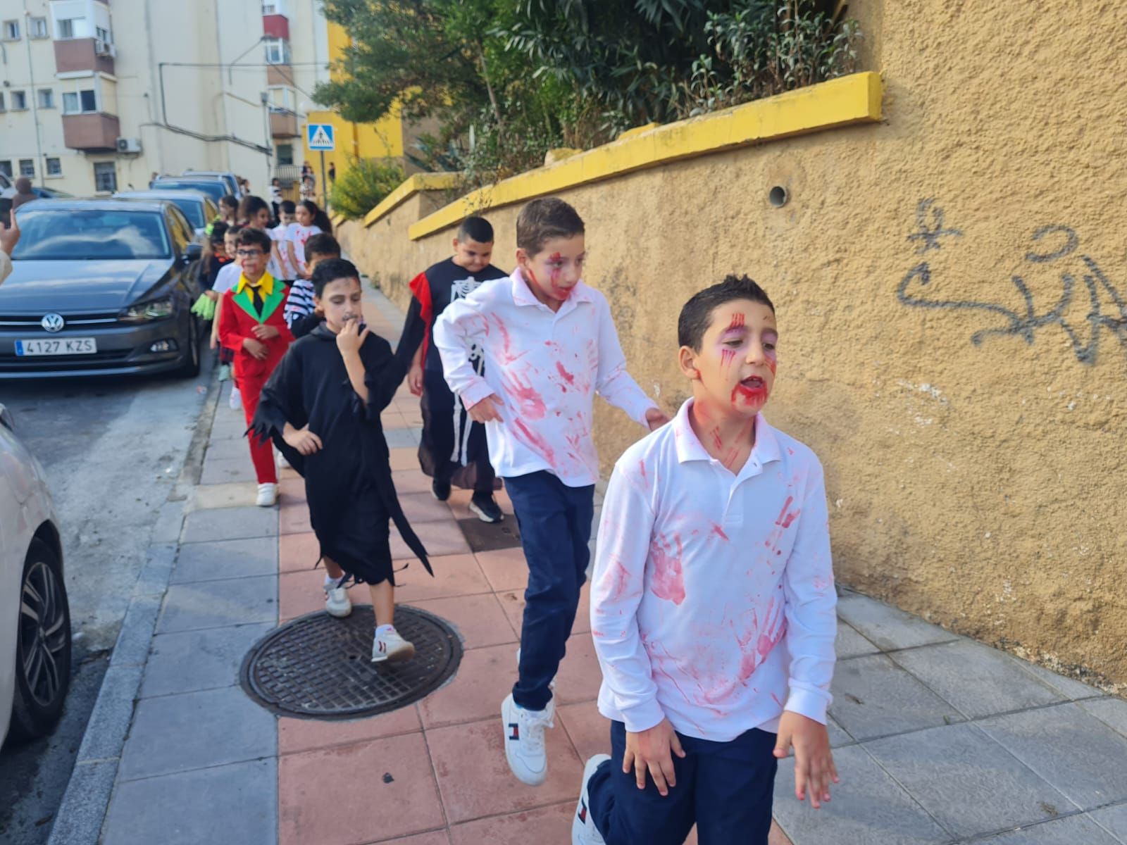 FOTOGALERÍA | El CEIP Rosalía de Castro lleva la magia de Halloween a las calles de la barriada con un pasacalles