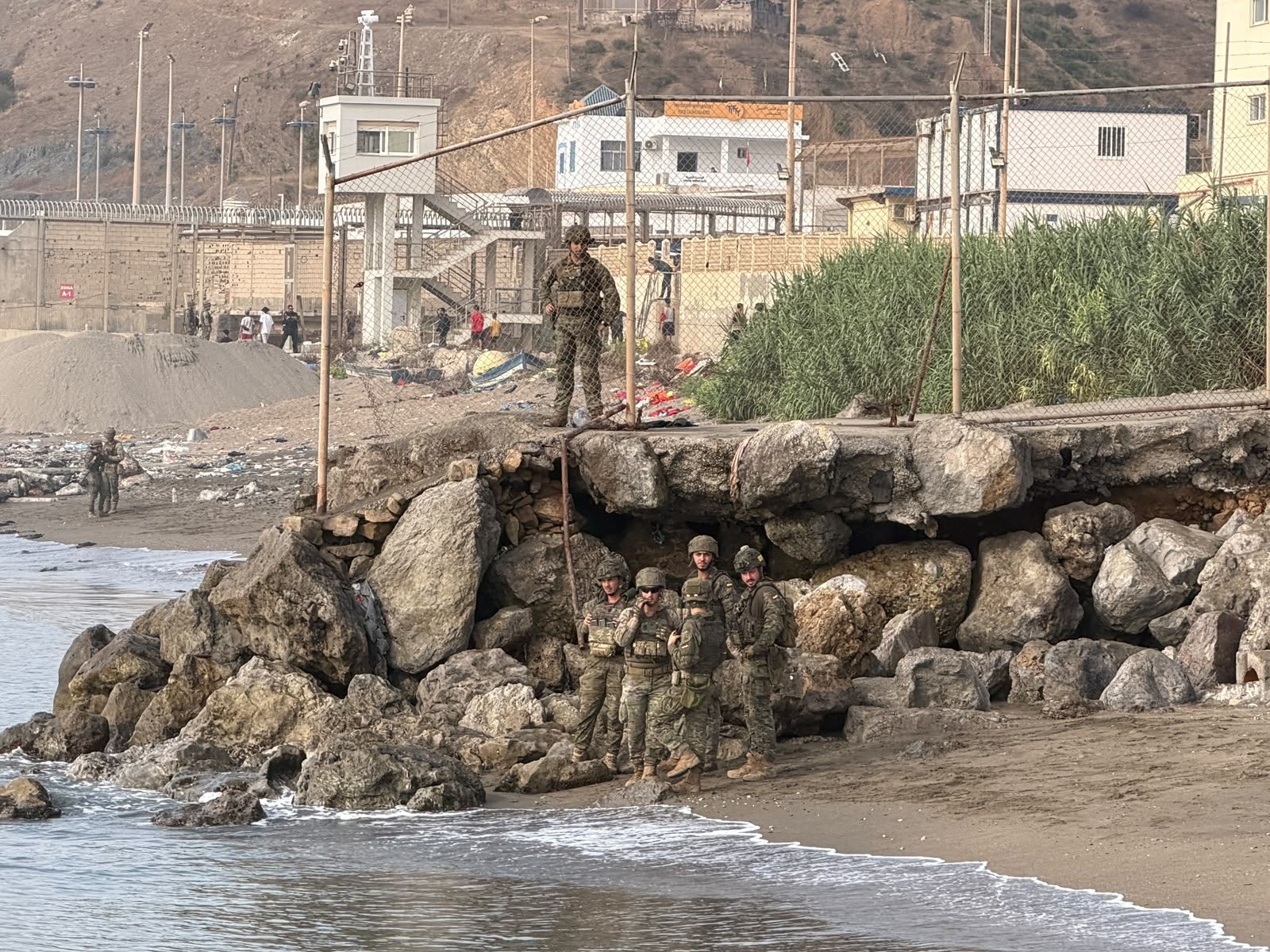Militares desplegados en el espigón de El Tarajal