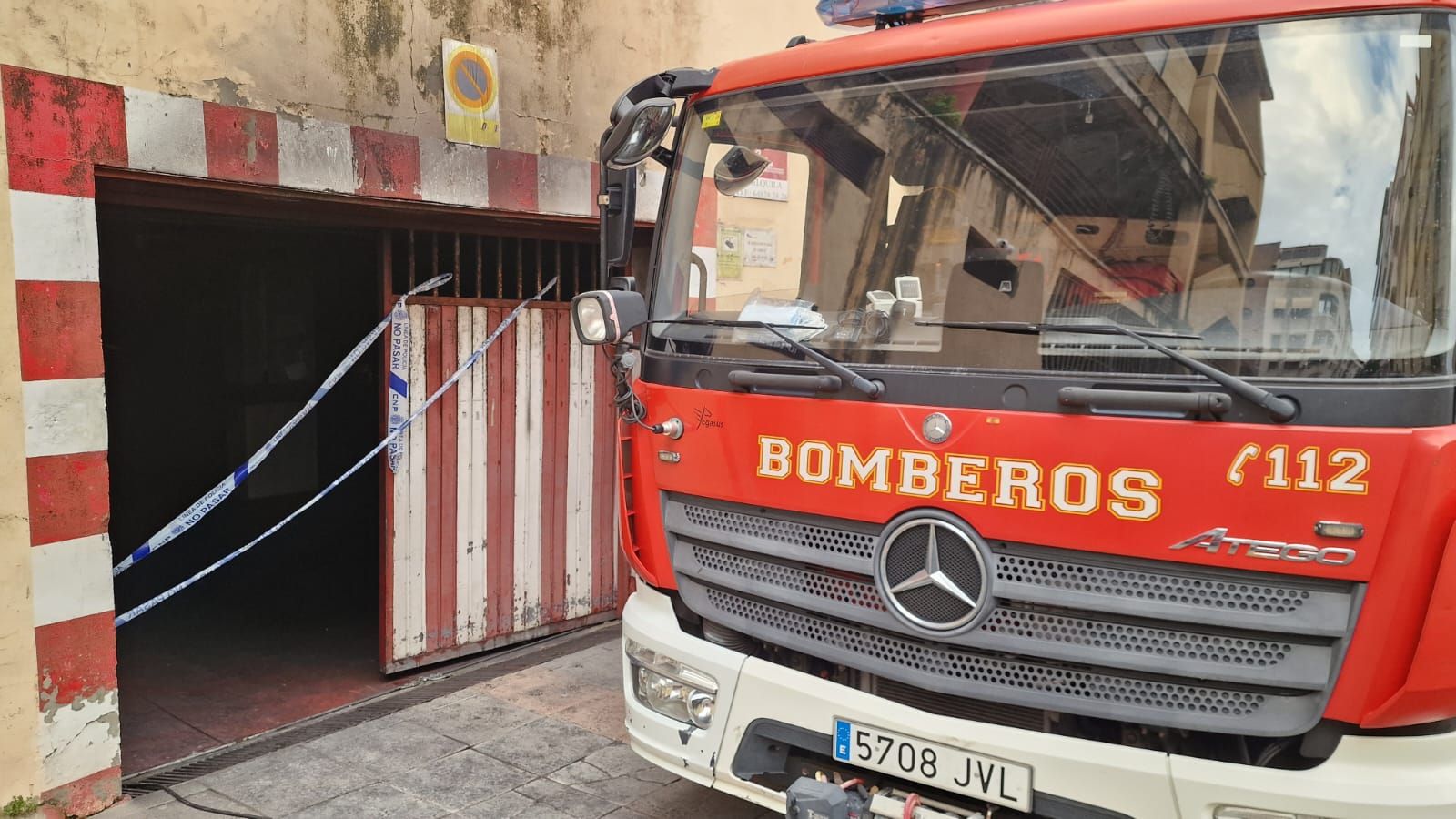 Los bomberos en la entrada del garaje donde se provocó el incendio
