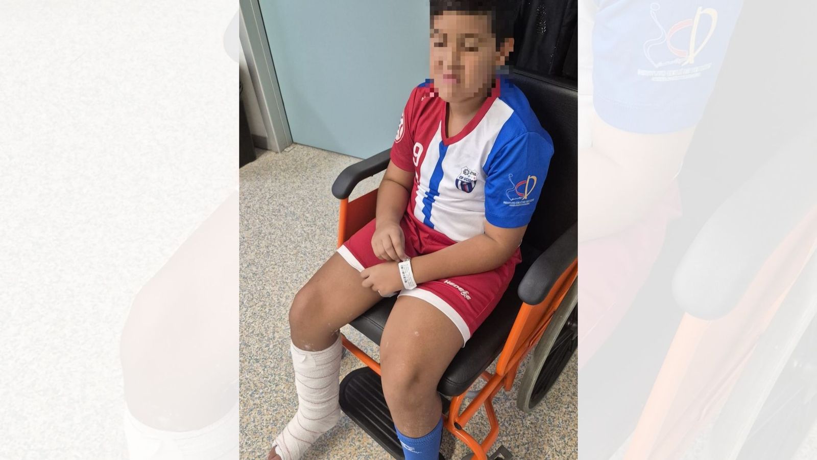 Sohail, de 11 años, en el HUCE tras la lesión sufrida en un encuentro deportivo al que nunca acudió una ambulancia para recogerlo