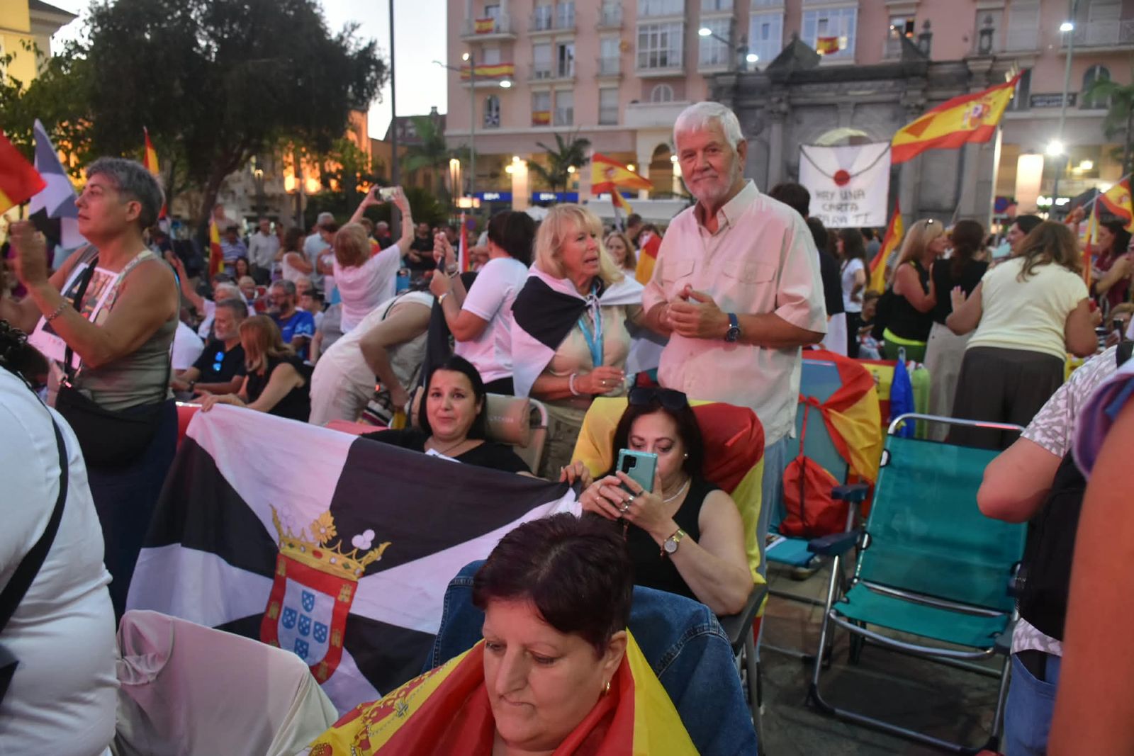 La Plaza de los Reyes se convierte en un gran salón para arropar a Vivas
