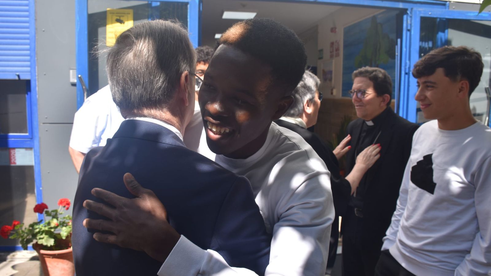 Juan Vivas saluda a un usuario de 'La Esperanza' durante la visita del administrador apostólico, Ramón Valdivia