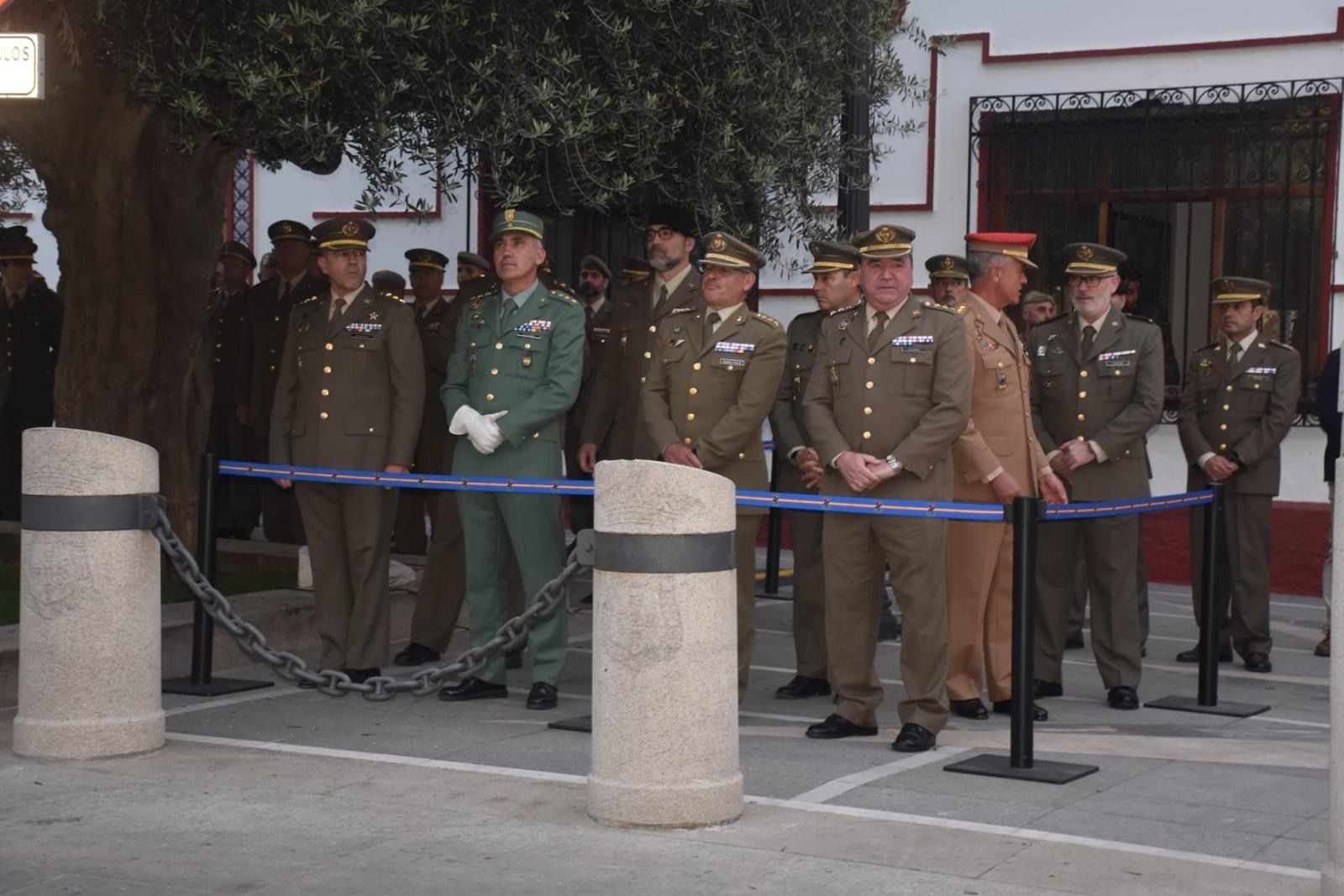 El Ramix 30 protagoniza un solemne arriado de bandera en ‘Foso Almina’