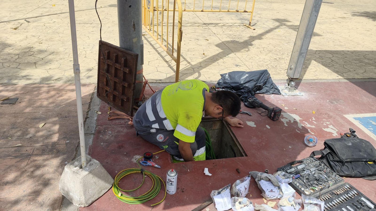 Un empleado poniendo a punto la instalación eléctrica en la feria