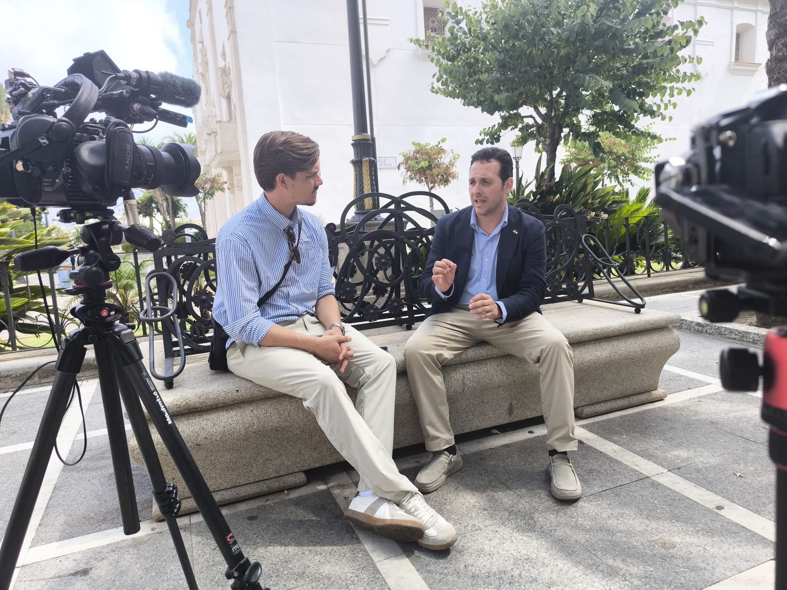 Juan Sergio Redondo en conversación con un periodista alemán