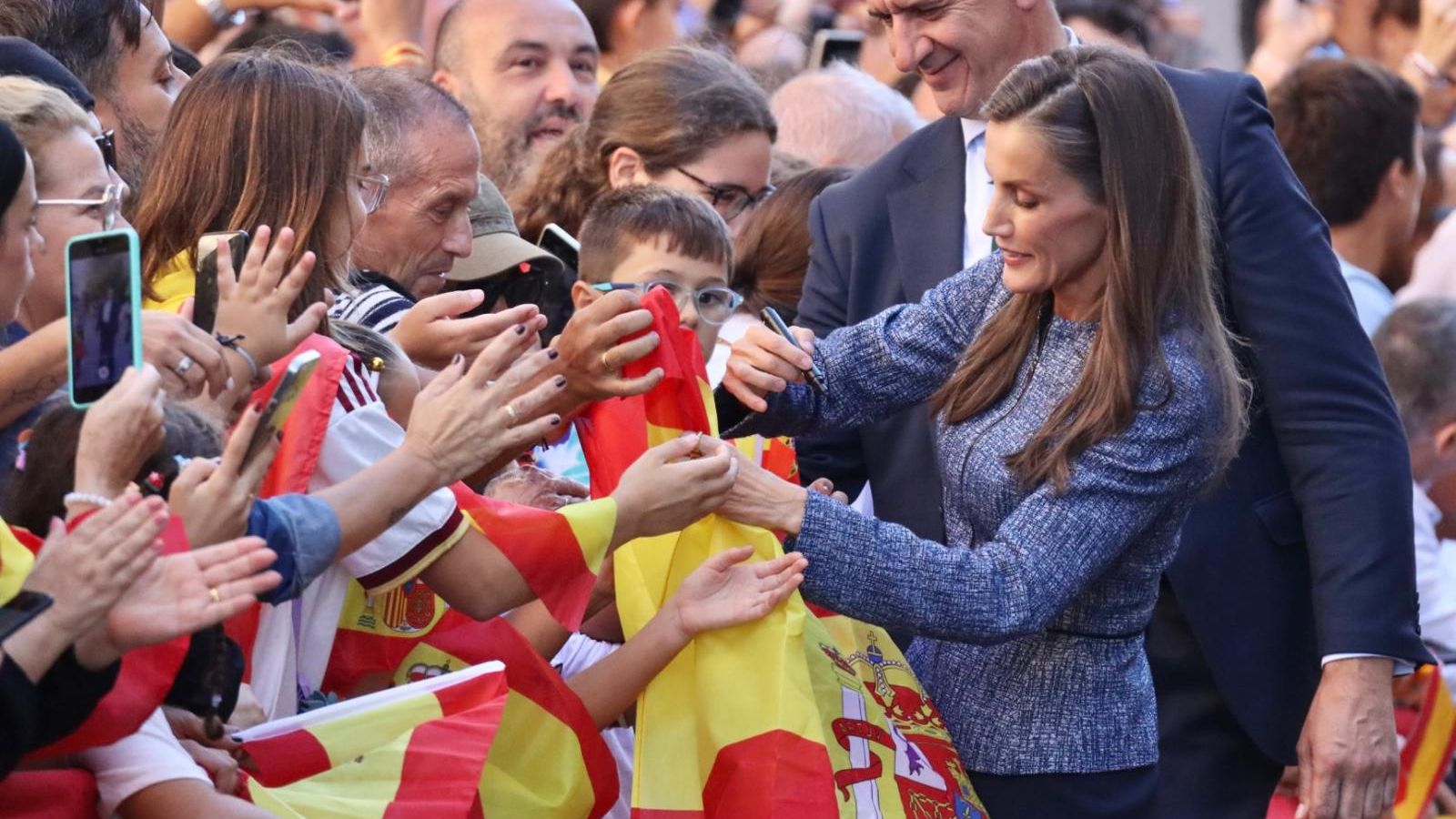 Los Reyes de España mostraron su cercanía con los vecinos de Manzanera