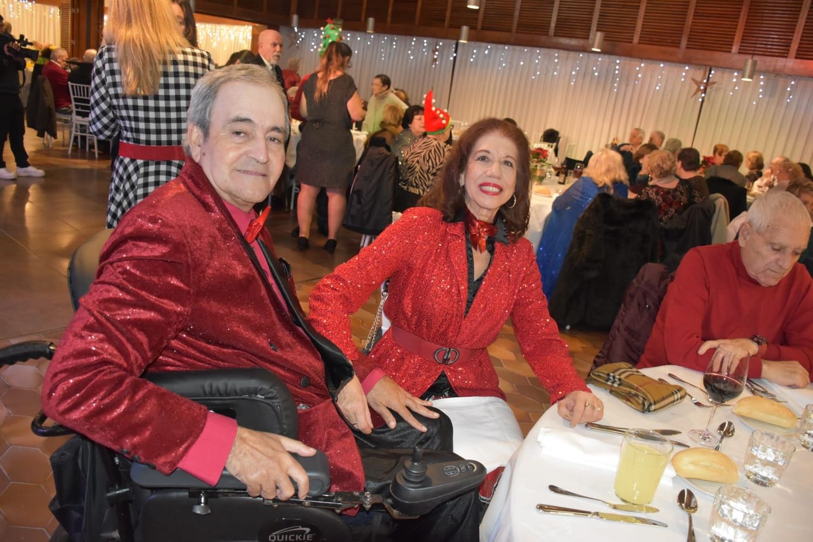 La Navidad abraza a los mayores en ‘La Muralla’ con una cena llena de música y diversión