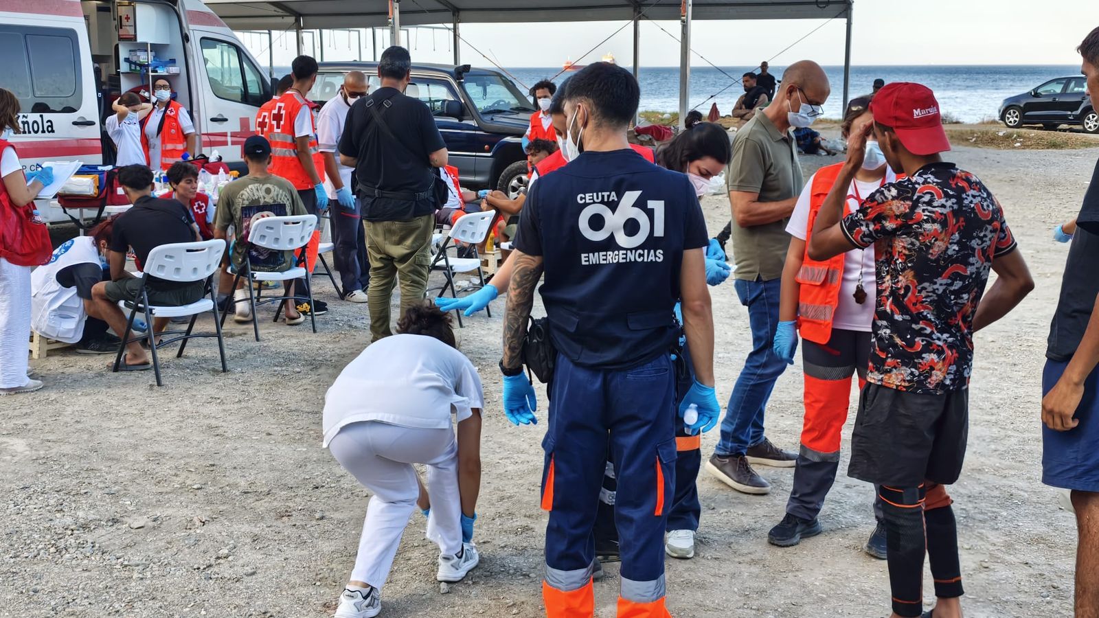 Sanitarios atienden a migrantes en la playa del Trampolín