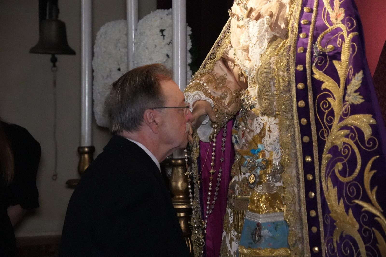 FOTOGALERÍA | Juan Vivas acude al besamanos de la Virgen del Mayor Dolor en Los Remedios