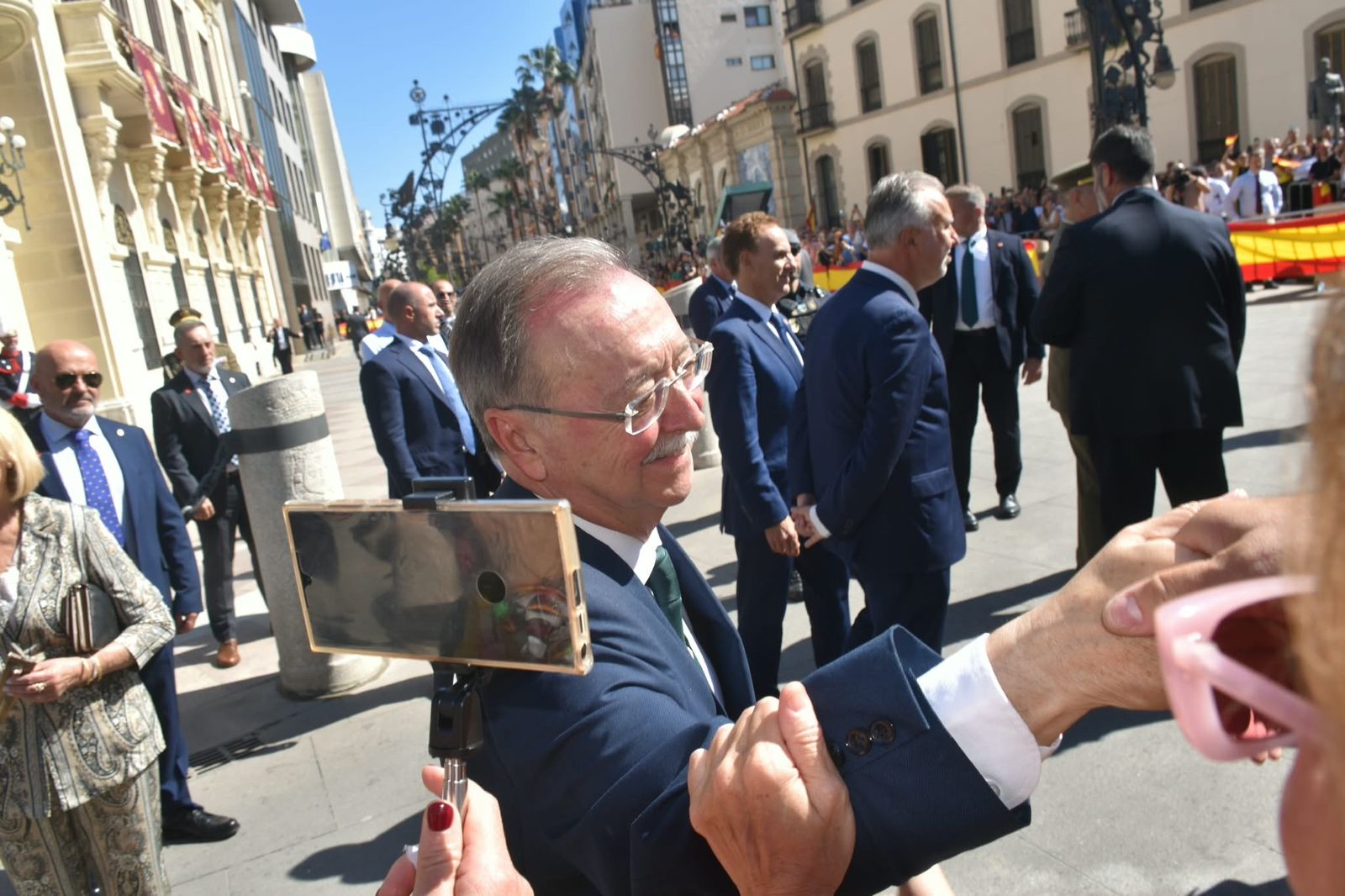 Álbum de una jornada histórica: Felipe y Letizia, con los ceutíes