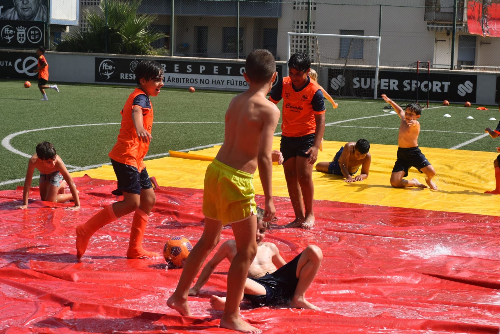 Fiesta de deporte, espuma y convivencia en el Campus de Verano ‘Emilio Cózar’