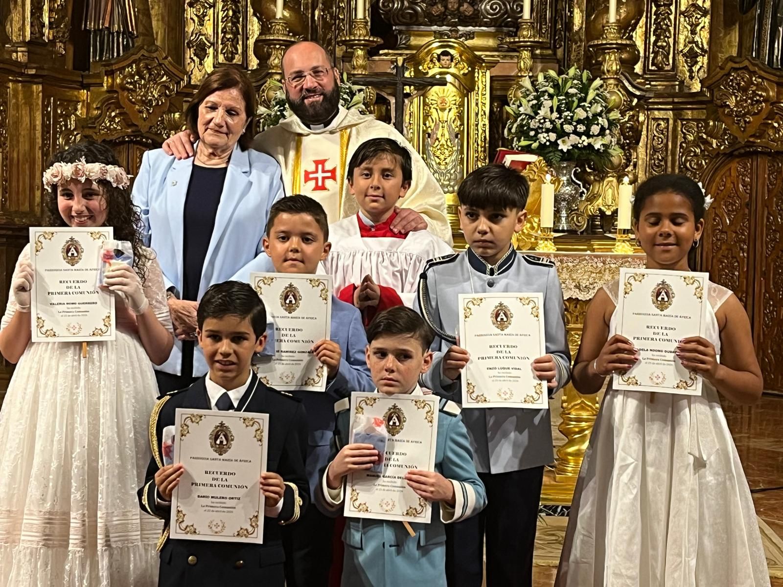 El vicario oficia comuniones en el Santuario de la Virgen de África