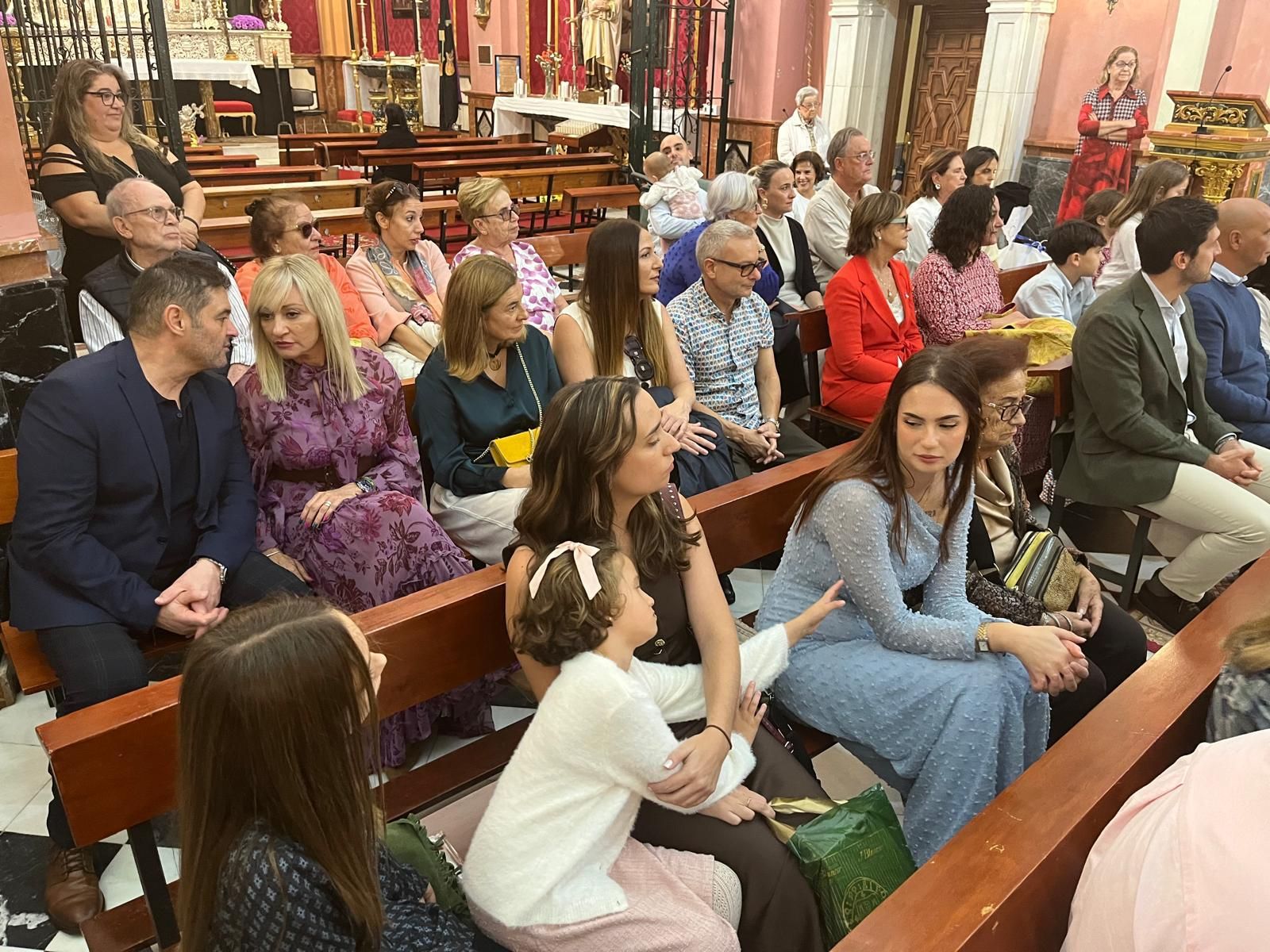 Lola, Héctor, Rodrigo y Lola reciben el bautismo en la iglesia de Nuestra Señora de África