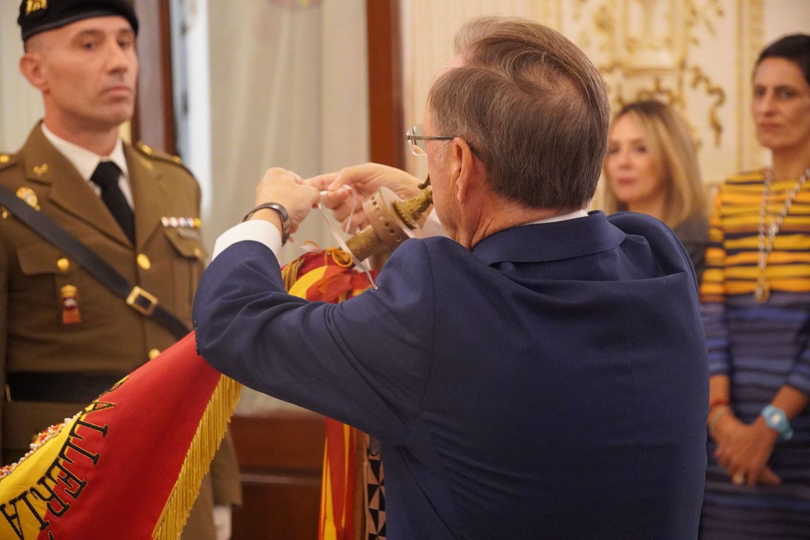 Así ha sido la imposición de la Medalla de Plata de la Ciudad a Caballería