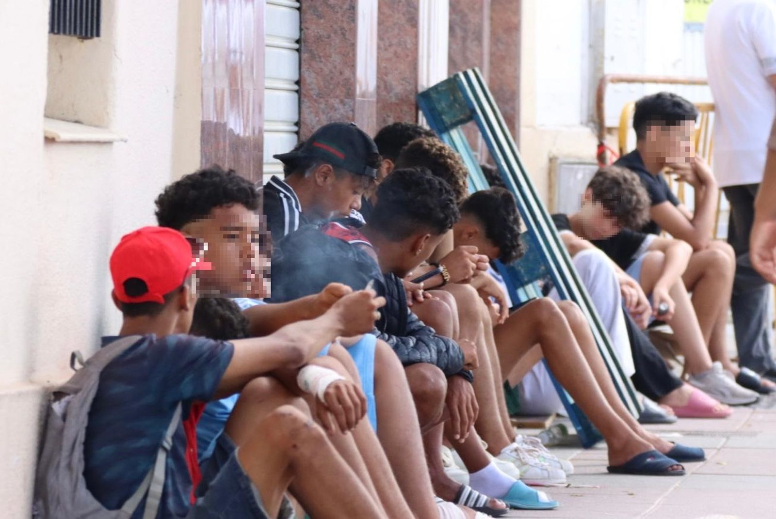 Menores migrantes en las inmediaciones de la Jefatura Superior de Policía