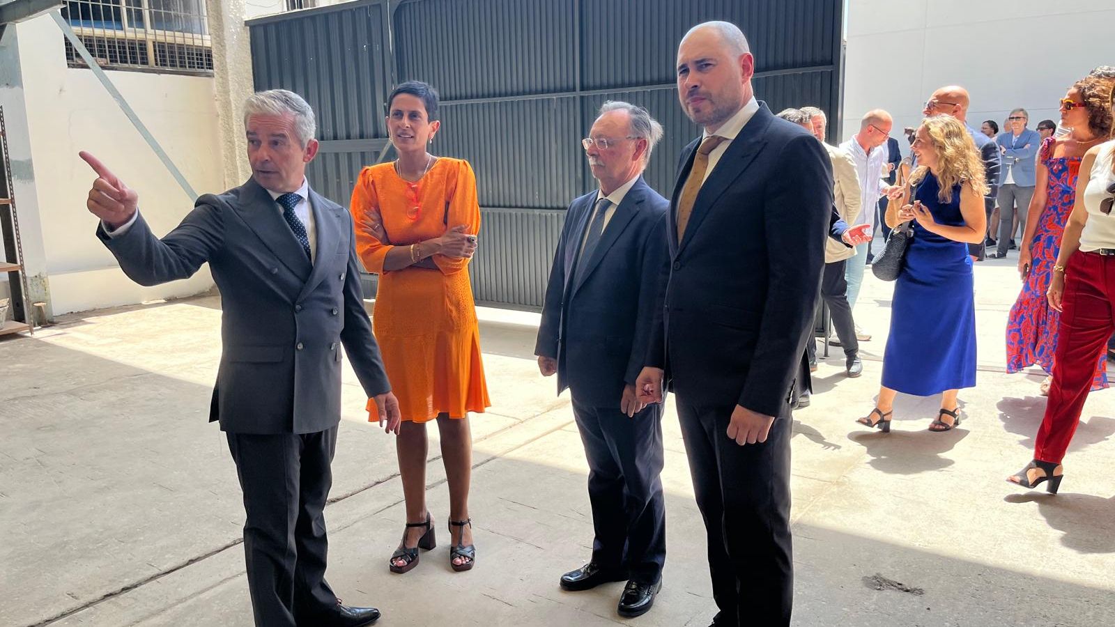 Juan José Díaz muestra a Vivas, Triano y los consejeros una de las naves del nuevo centro de Ecos