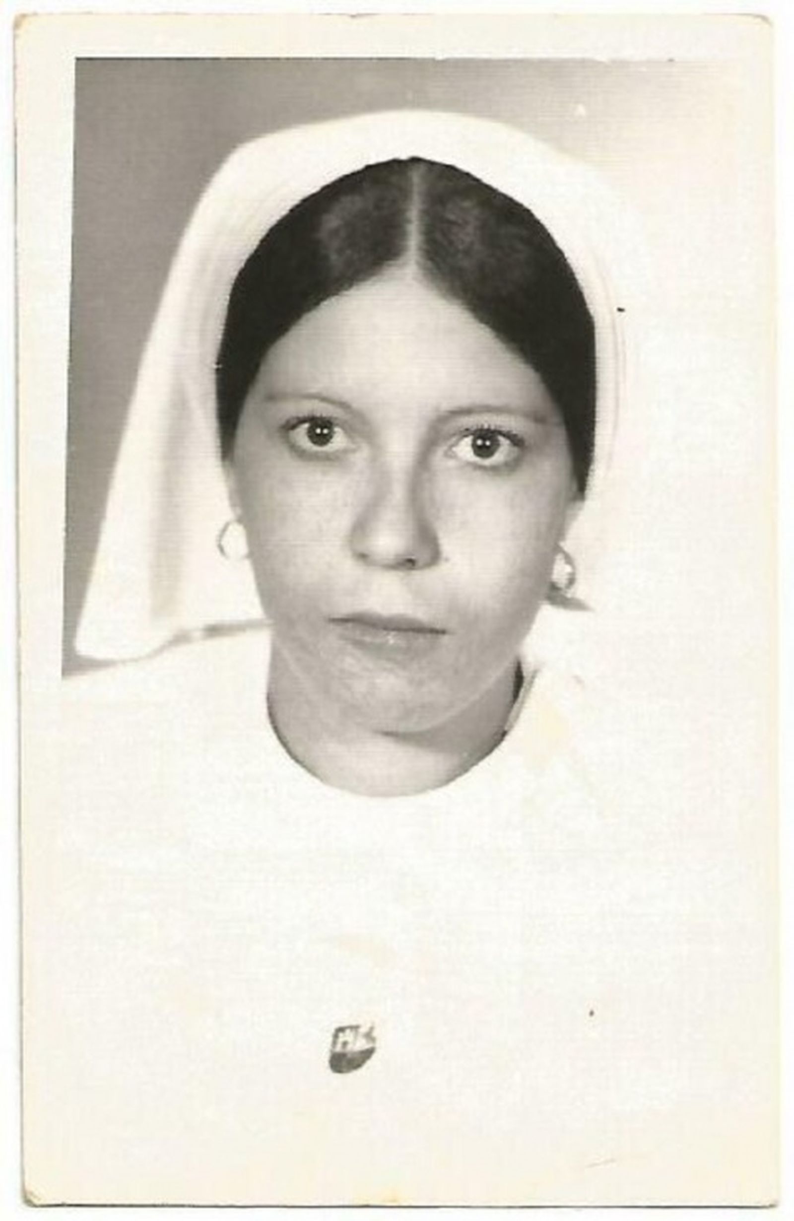 Anisa Milud con escasos 20 años, tras finalizar sus estudios en la Escuela de Enfermería de Granada. / FOTO CEDIDA