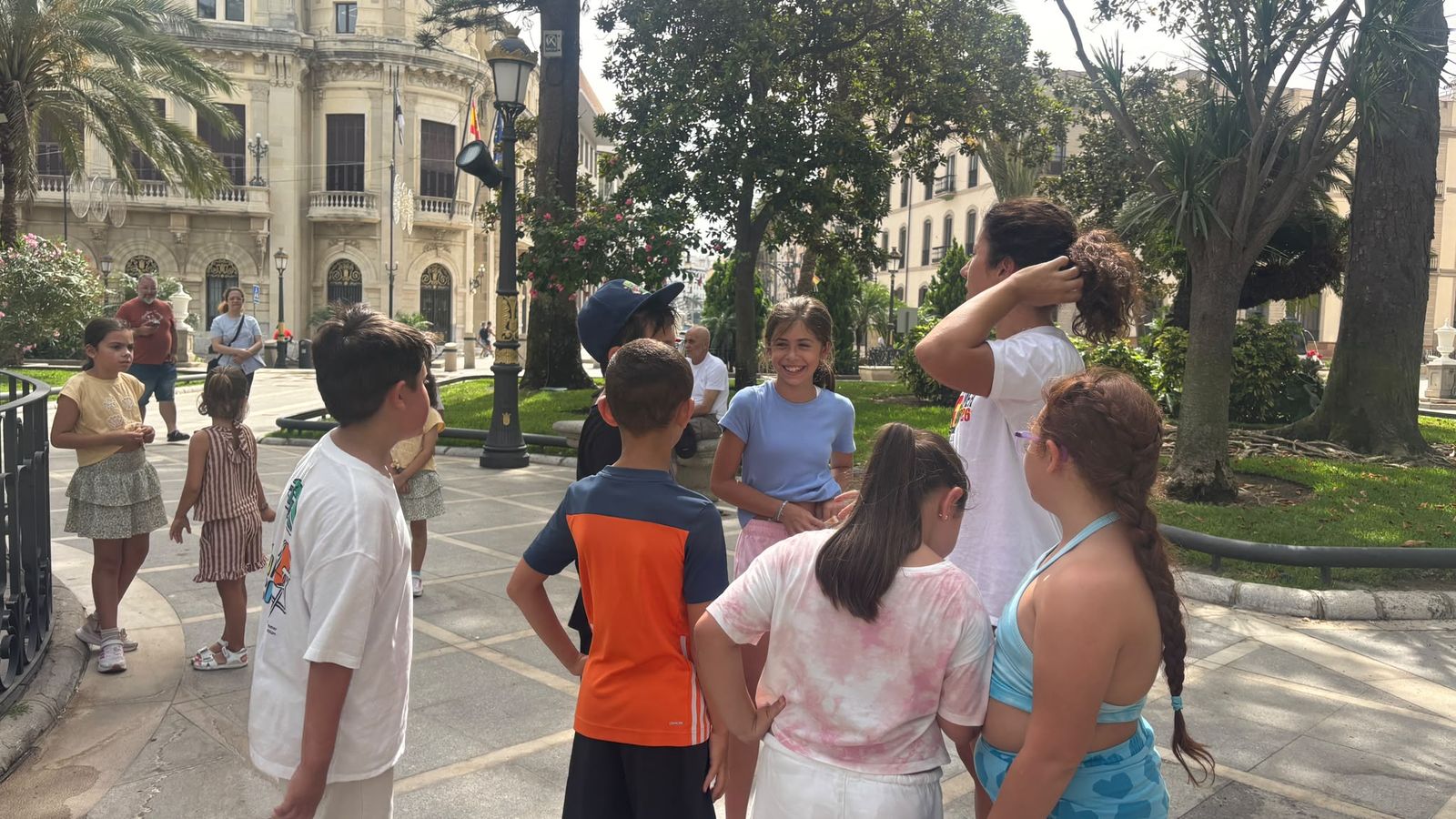 Los niños del Summer Camp juegan con Inés, su monitora