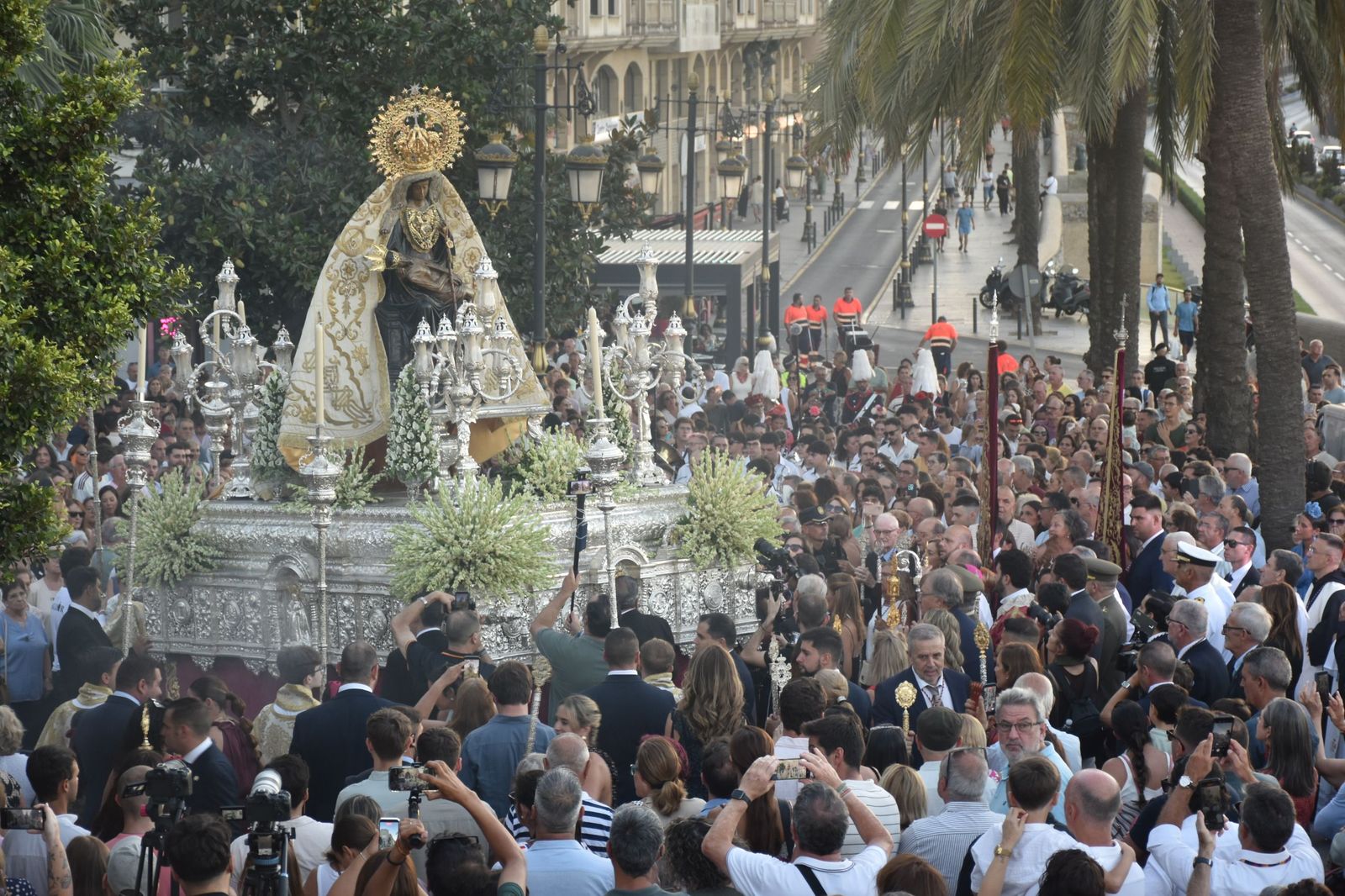 La Virgen de África emociona a Ceuta en una procesión para la historia
