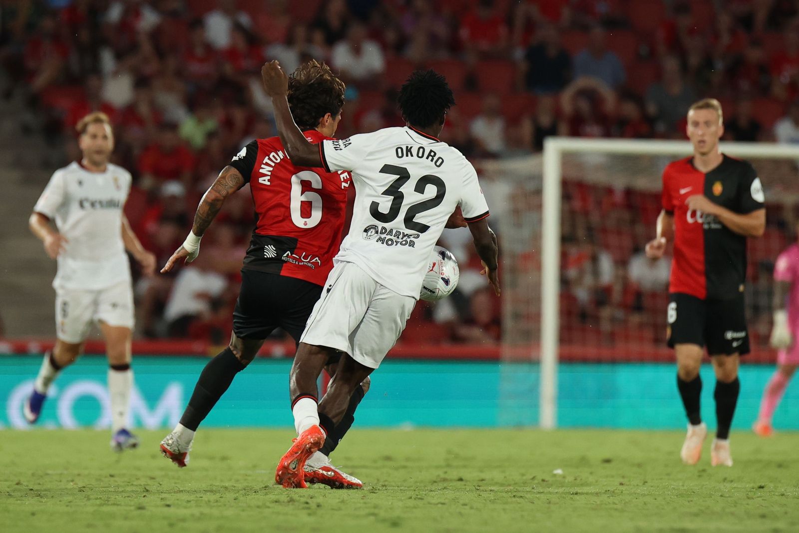 Okoro disputa un balón en el partido ante el Mallorca