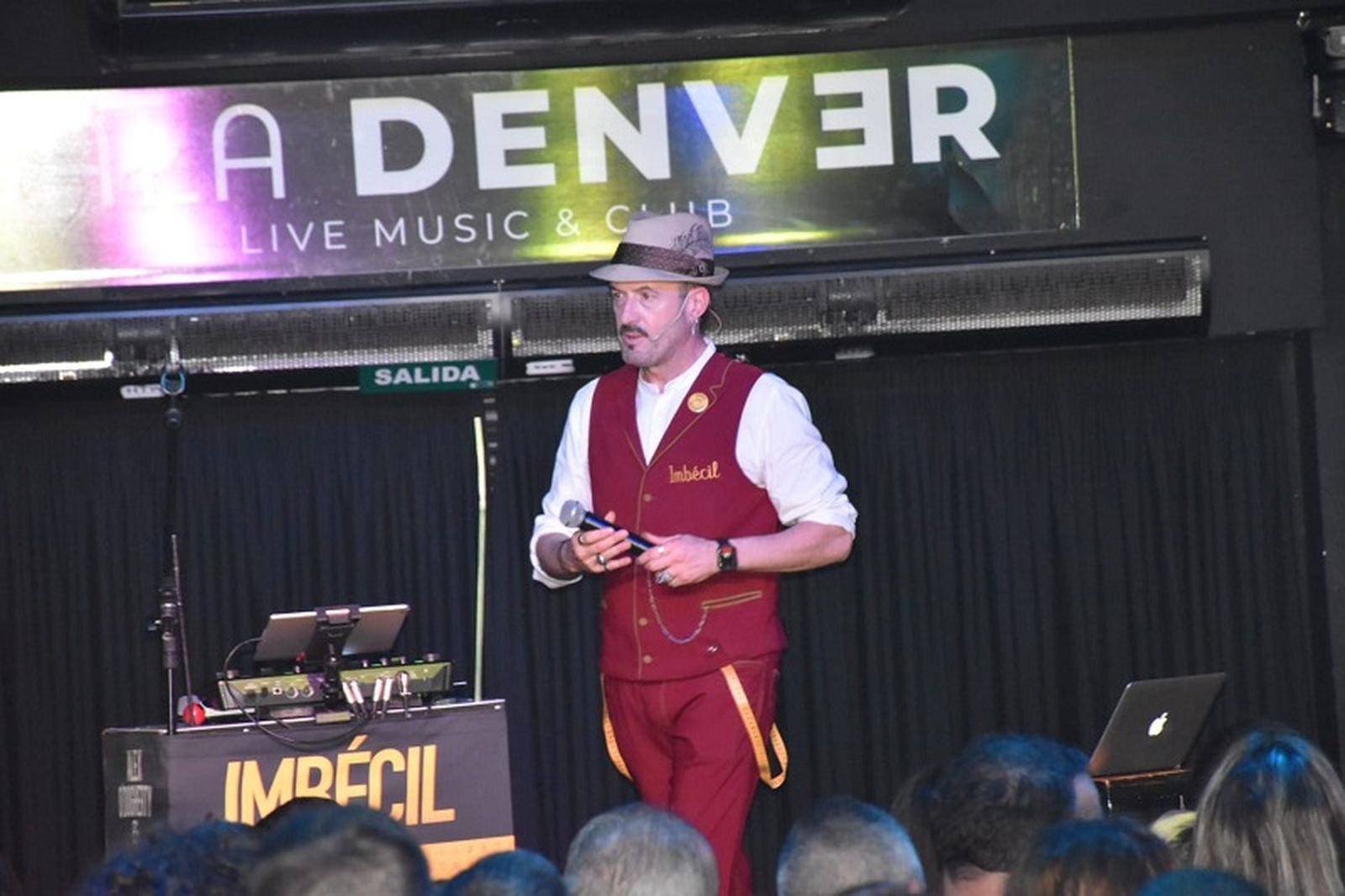 El cómico Alex O’Dogherty durante su última actuación en la Sala Denver de Ceuta. / FOTO NICOL´S