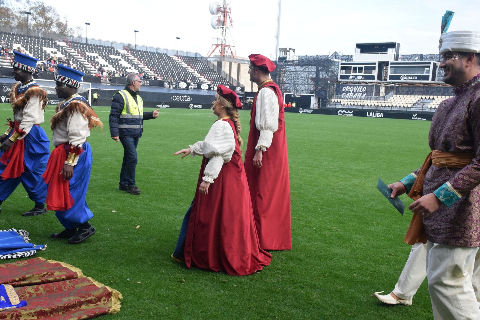 Los Reyes Magos aterrizan en el Alfonso Murube horas antes de la cabalgata