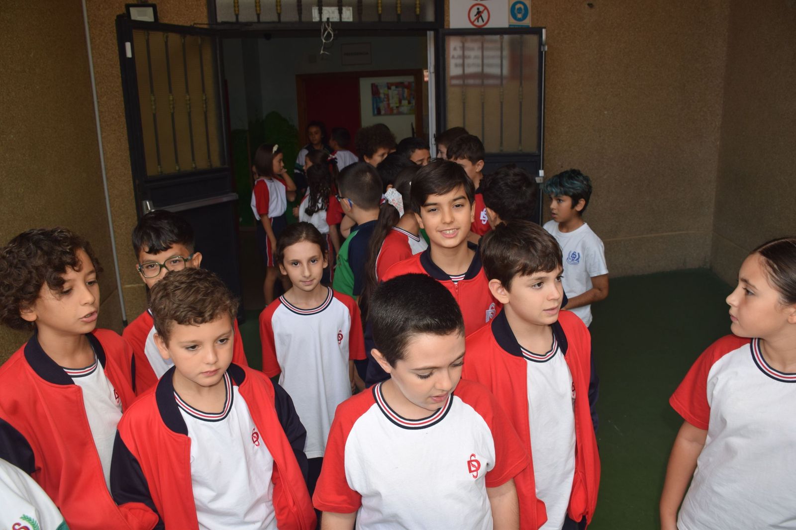 FOTOGALERÍA | El Castañero visita el Colegio San Daniel para 'encender' la tradición de La Mochila