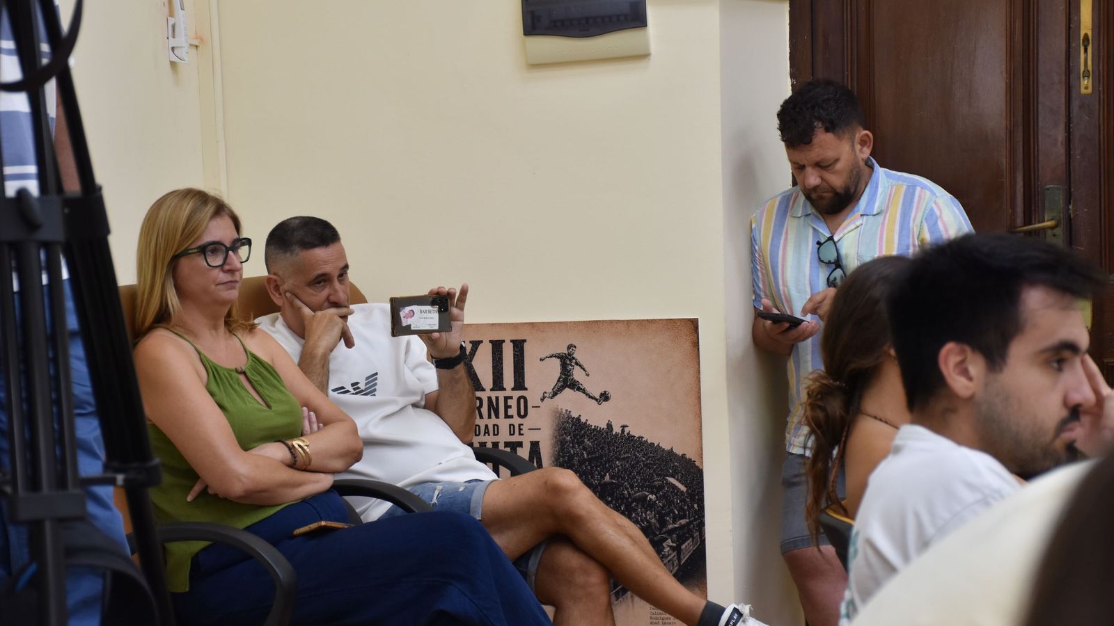 Miembros de UGT ayer durante la comparecencia de su compañero. Entre ellos, el presidente del Comité de Empresa de Obimasa