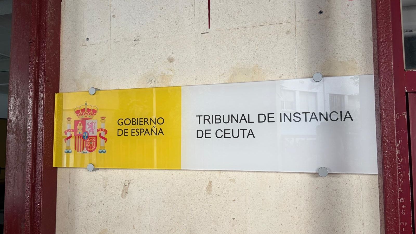 Cartel en la puerta de los juzgados de Serrano Orive.