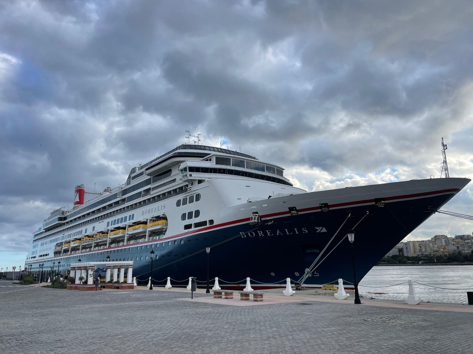 FOTOGALERÍA | La escala del Borealis que cierra la temporada de cruceros de 2025 en Ceuta