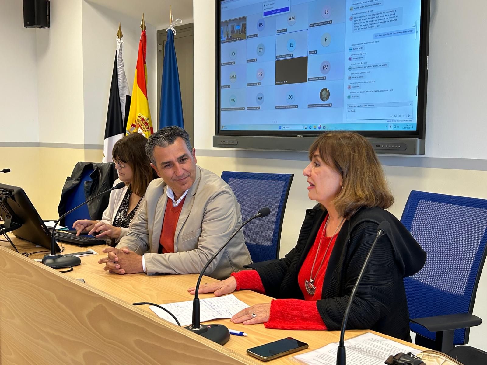 La catedrática de Historia Contemporánea de la UNED, Josefina Martínez, junto al director de la UNED, Carlos Rontomé