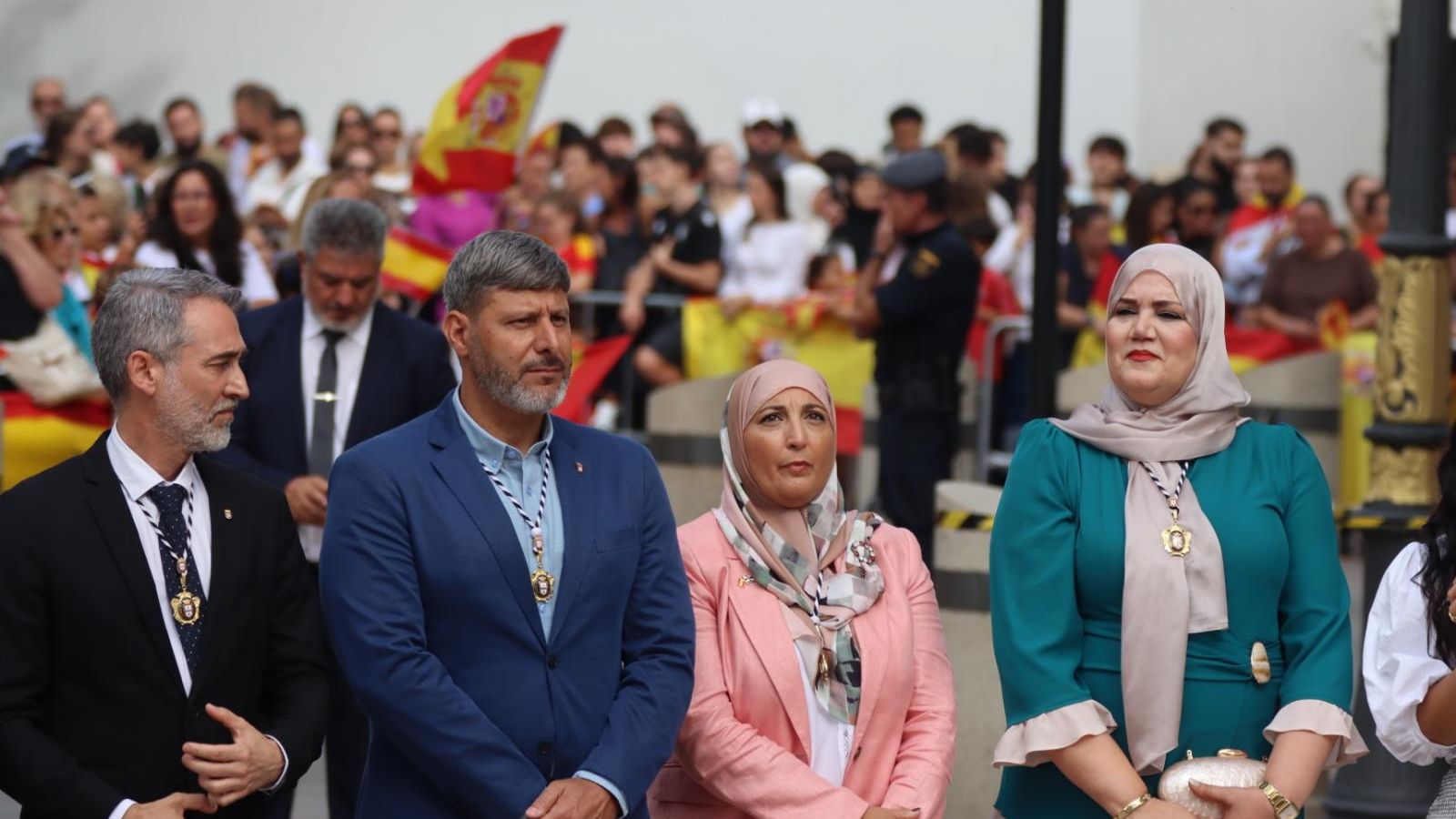 Los Reyes saludan a los diputados de la Asamblea de Ceuta