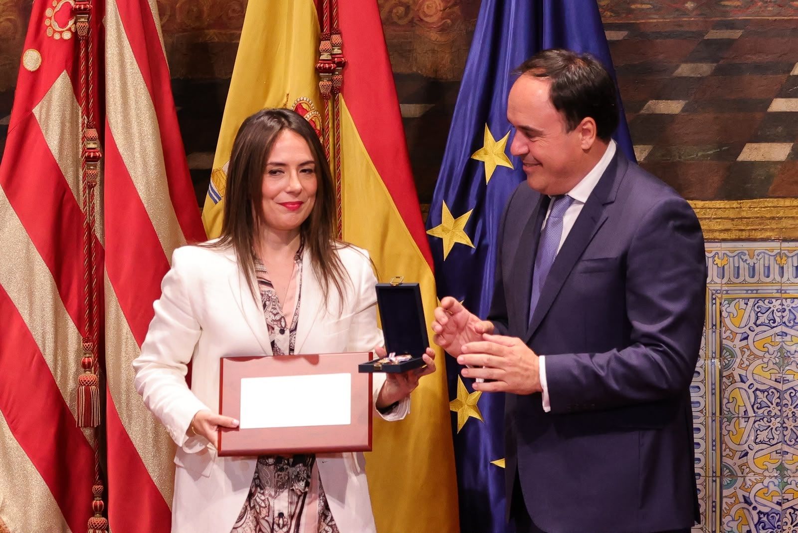 Orozco recibe el galardón de las manos del presidente Pérez Llorca