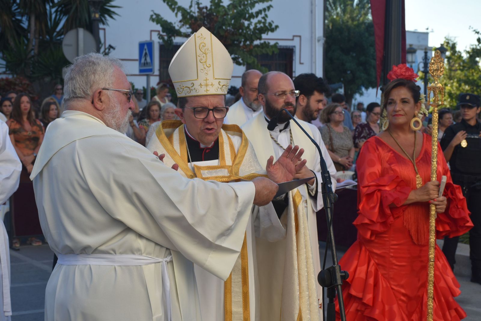 Los ceutíes vuelven a encontrarse con su Madre entre flores, esperanza y lágrimas contenidas