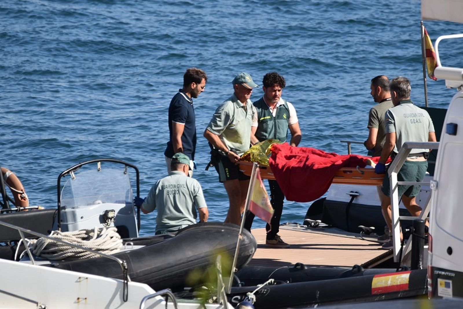 Agentes de la Guardia Civil trasladan el cadáver de un migrante ahogado en aguas de Ceuta/FOTO NICOL'S