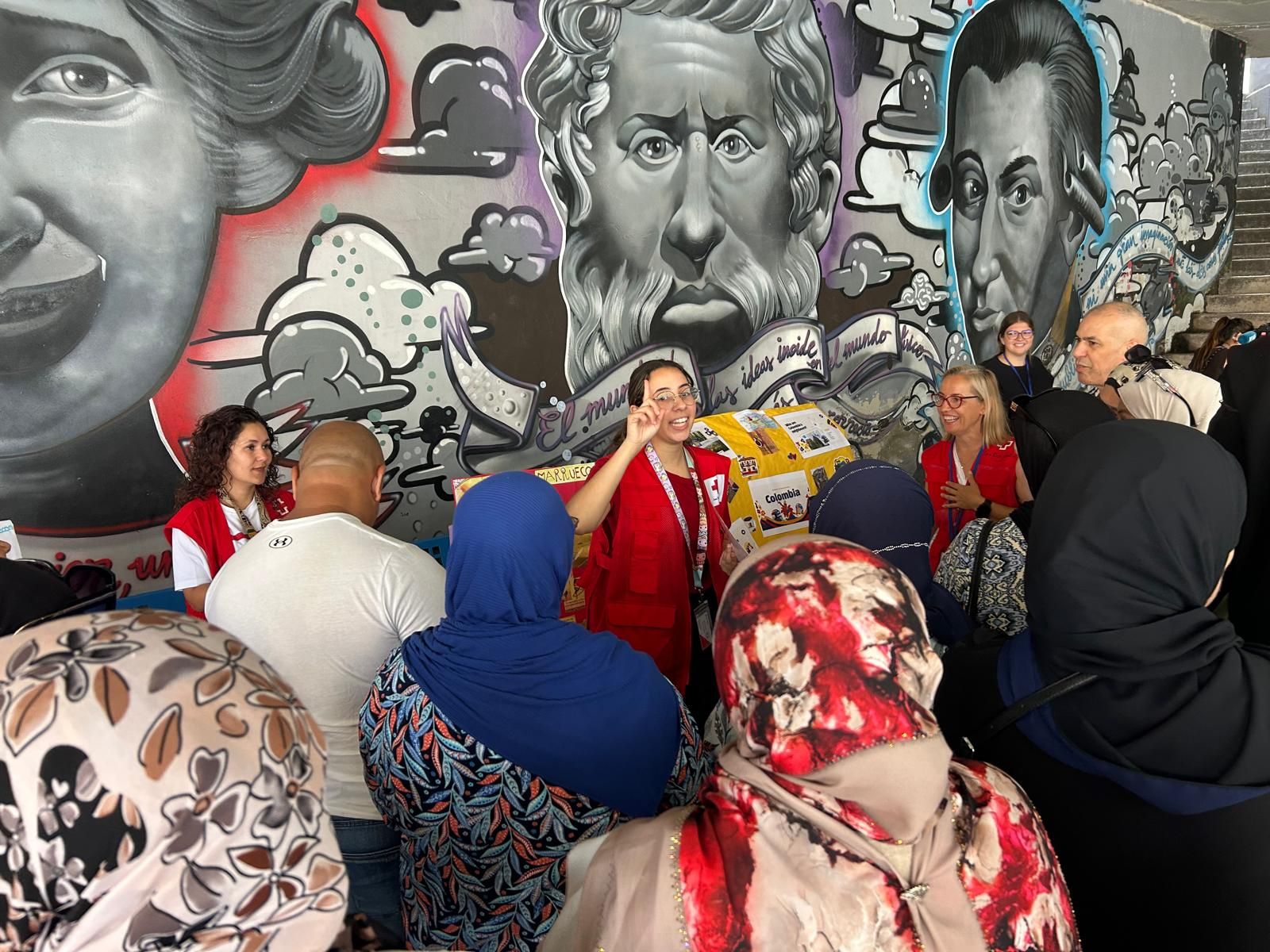 Integrantes de Cruz Roja ofrecen un taller a varias mujeres en la primera jornada de la Escuela de Verano